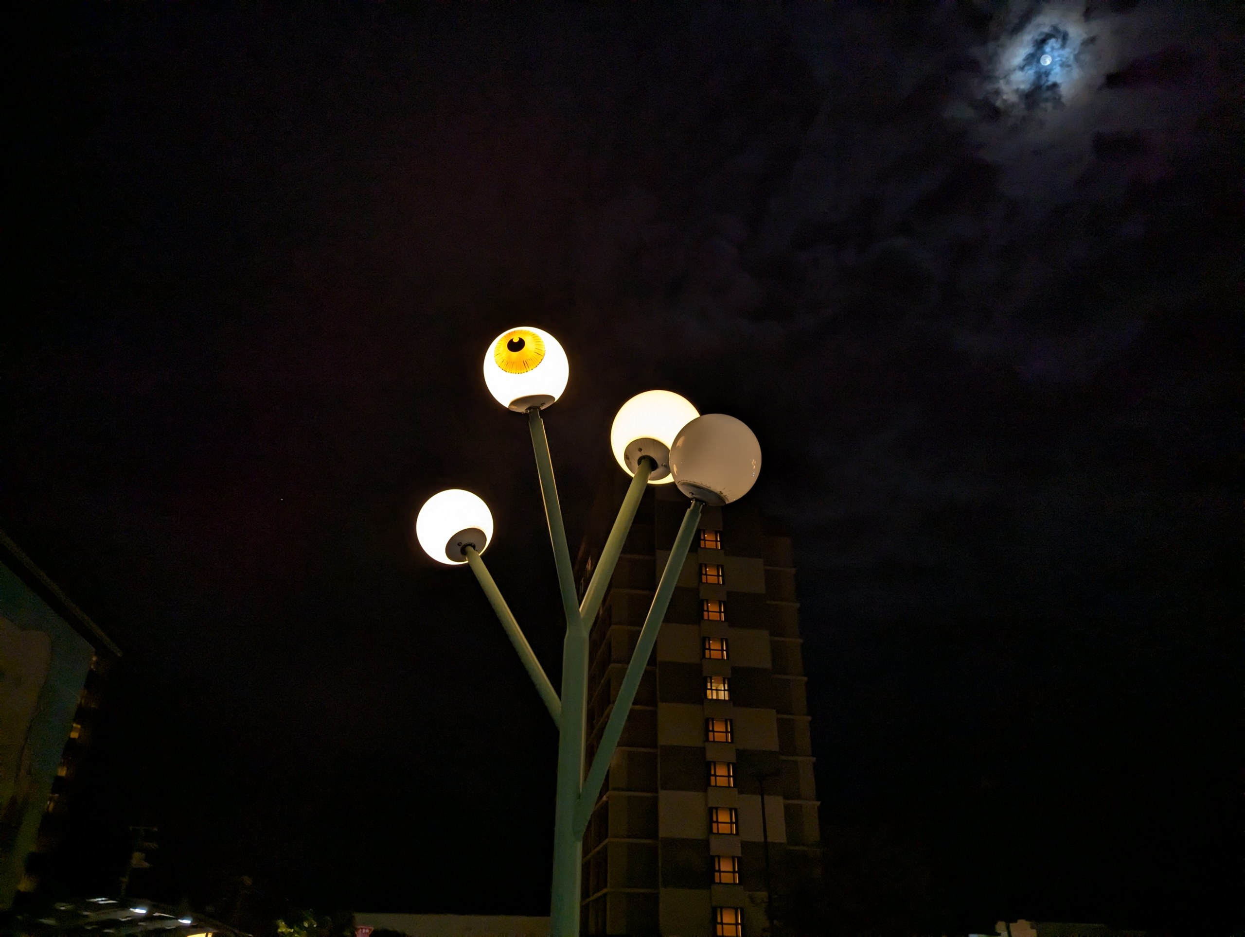 夜空に浮かぶ、目玉おやじの形をした駅前の街灯