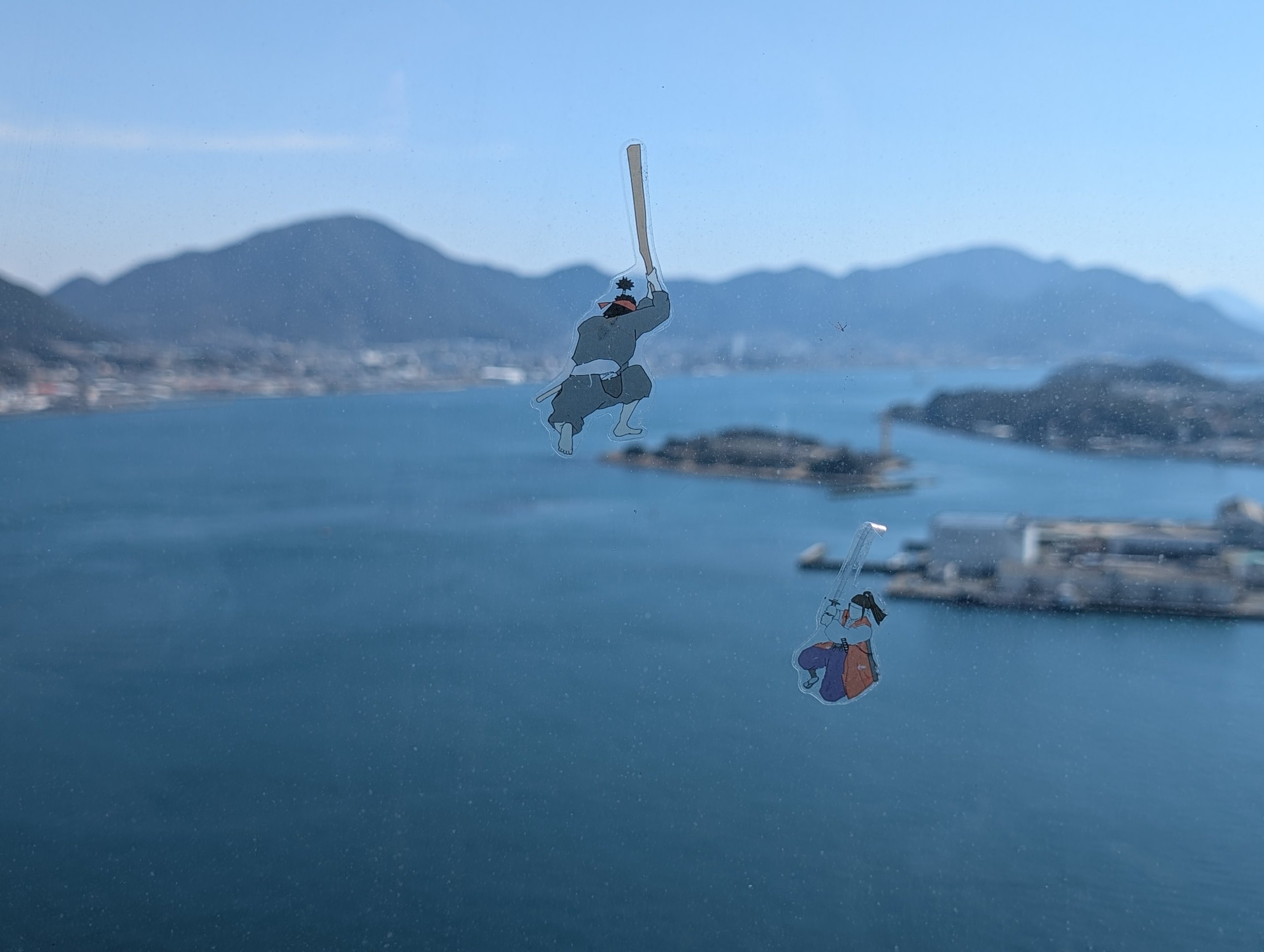 海峡ゆめタワーの展望室の窓に貼られた、武蔵と小次郎の絵