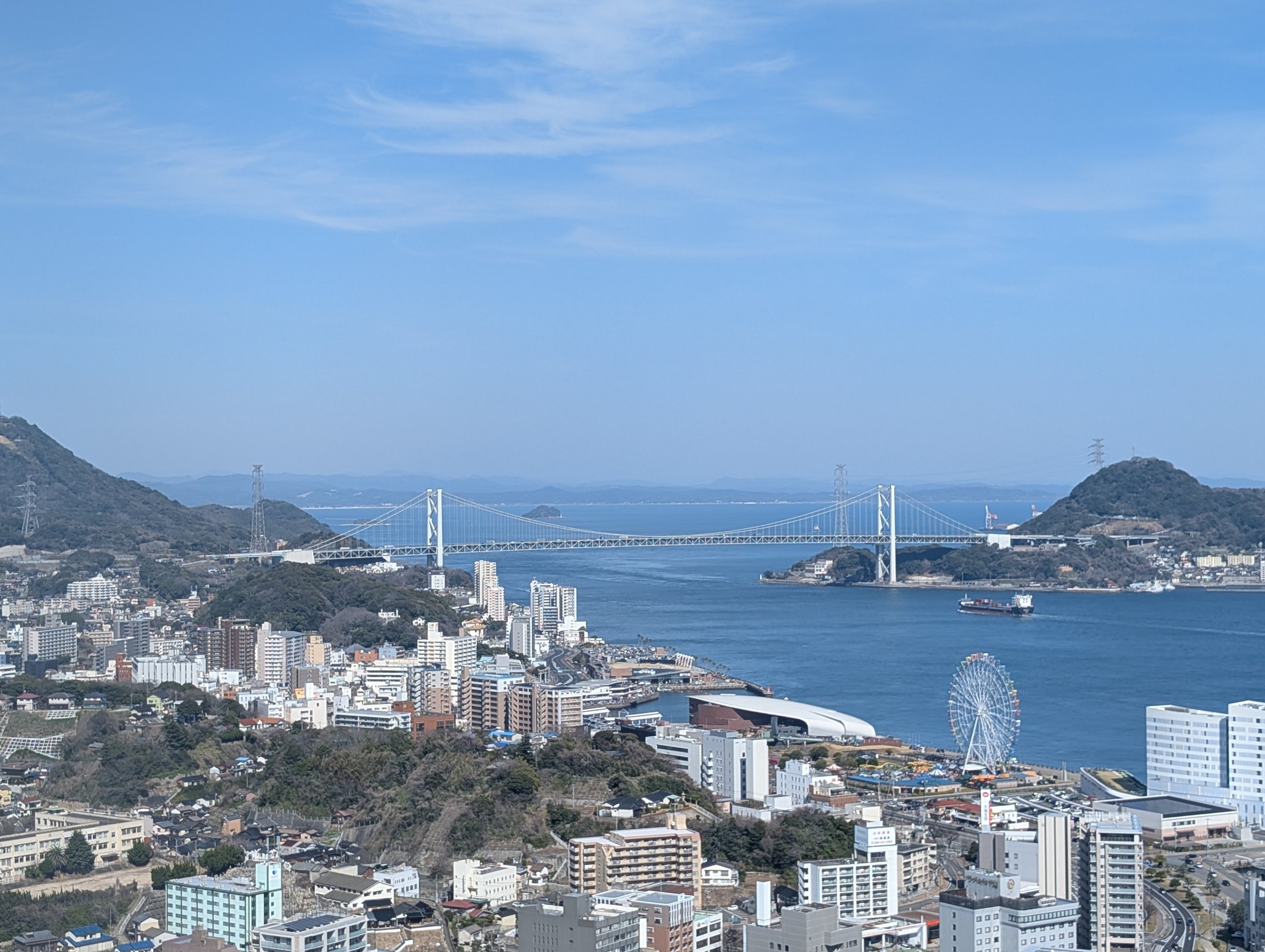 海峡ゆめタワーから見た関門橋と下関の街