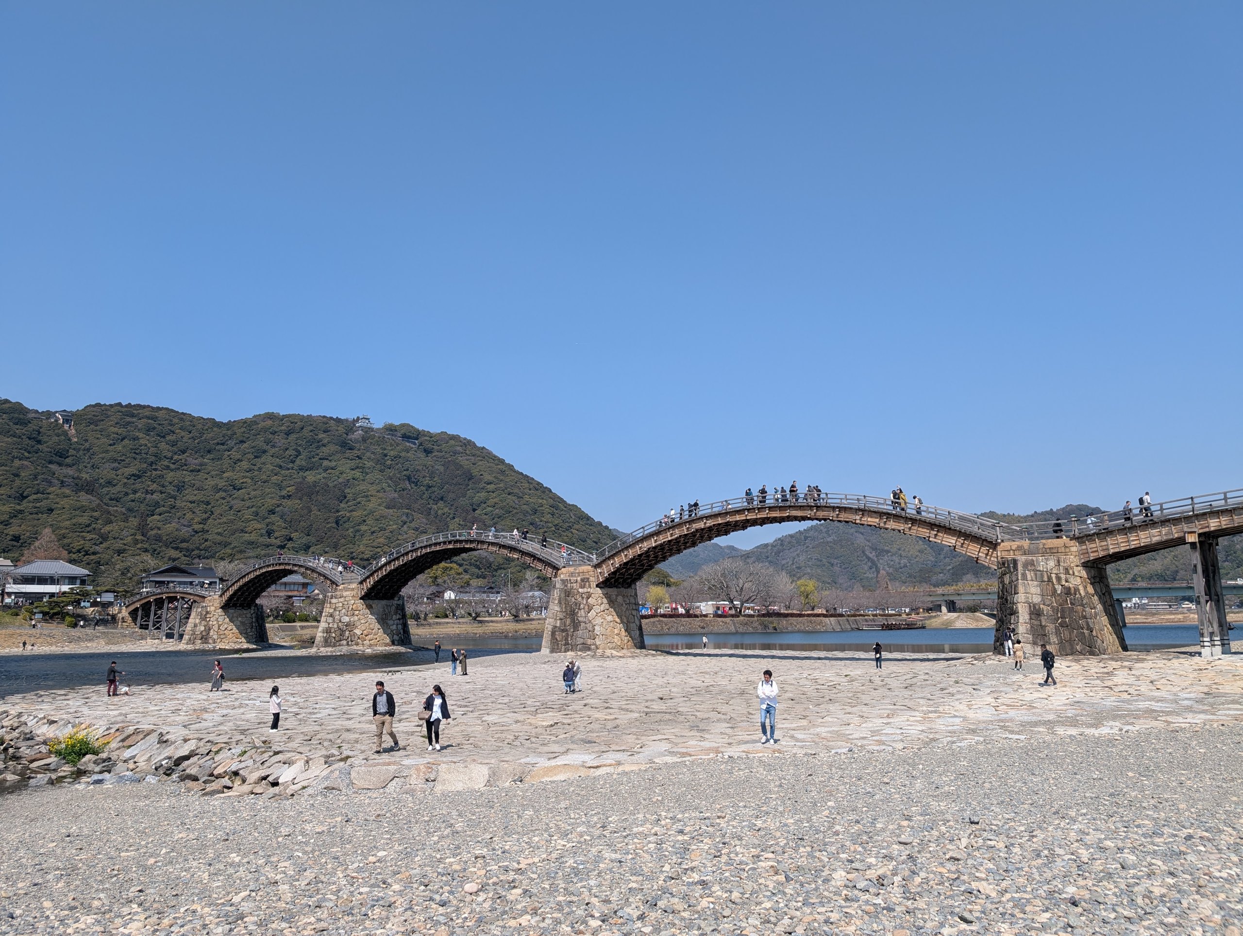 川原から見た錦帯橋のアーチ