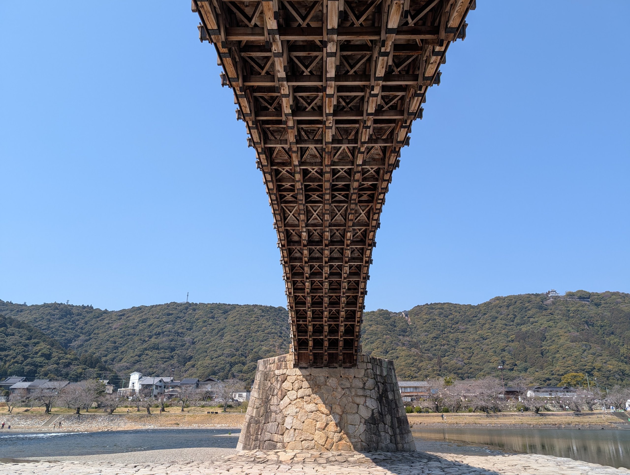 下から見上げた、錦帯橋の木組みのアーチ