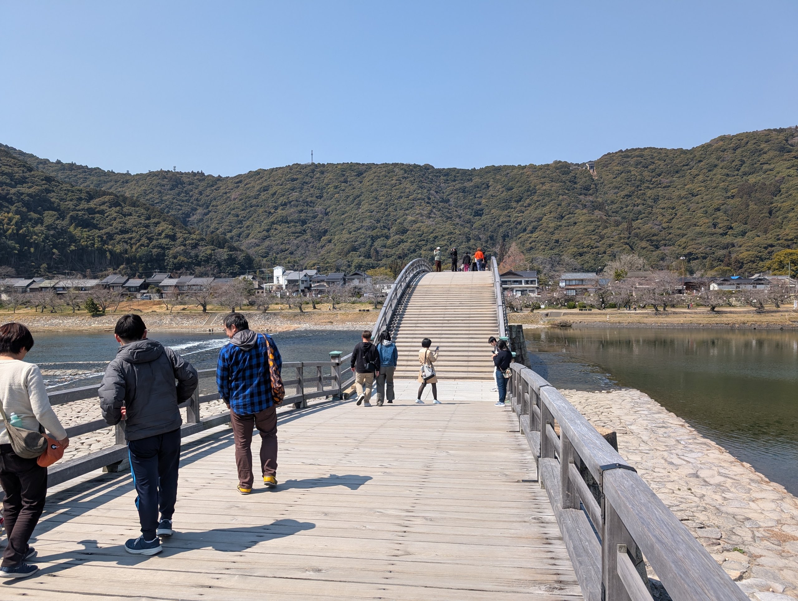 錦帯橋の上を歩く