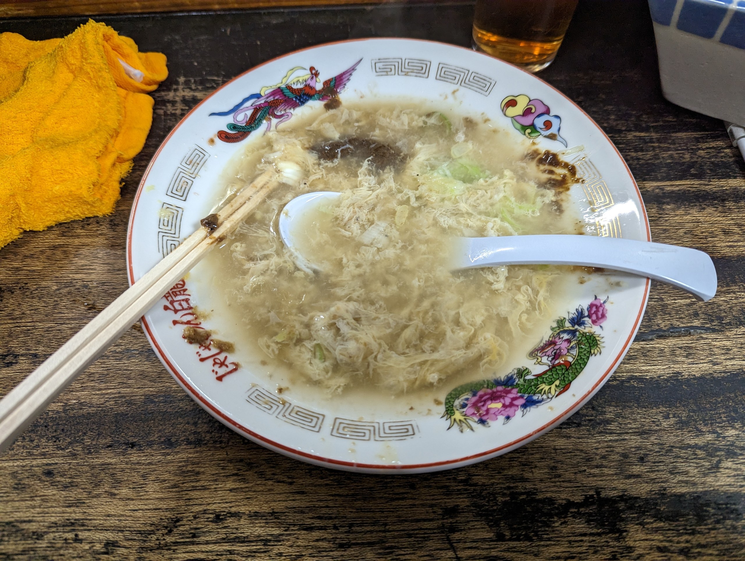 麺を食べ終えたお皿に卵を溶いた、ちーたんたん