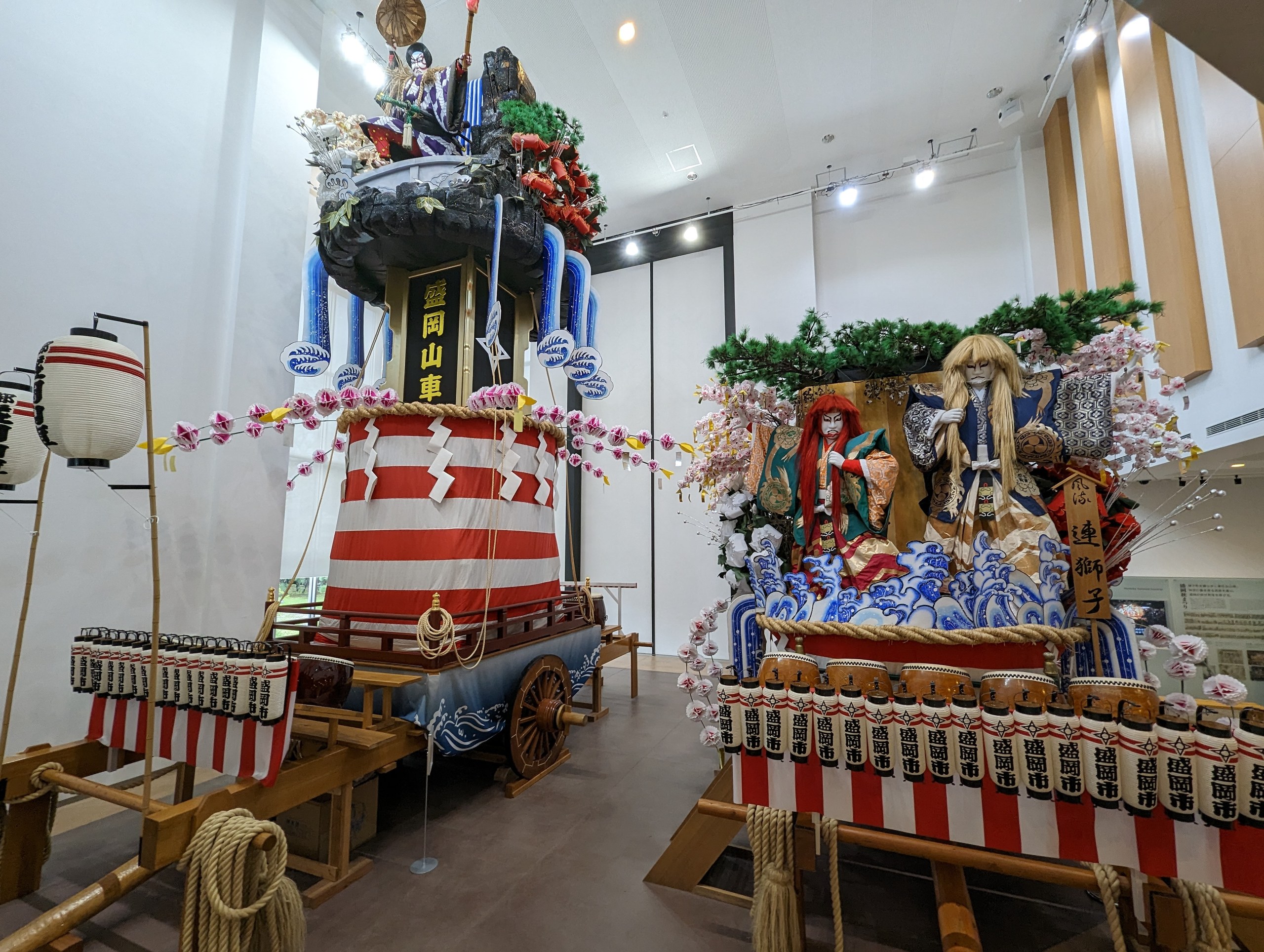 豪華な飾りの、祭りの山車
