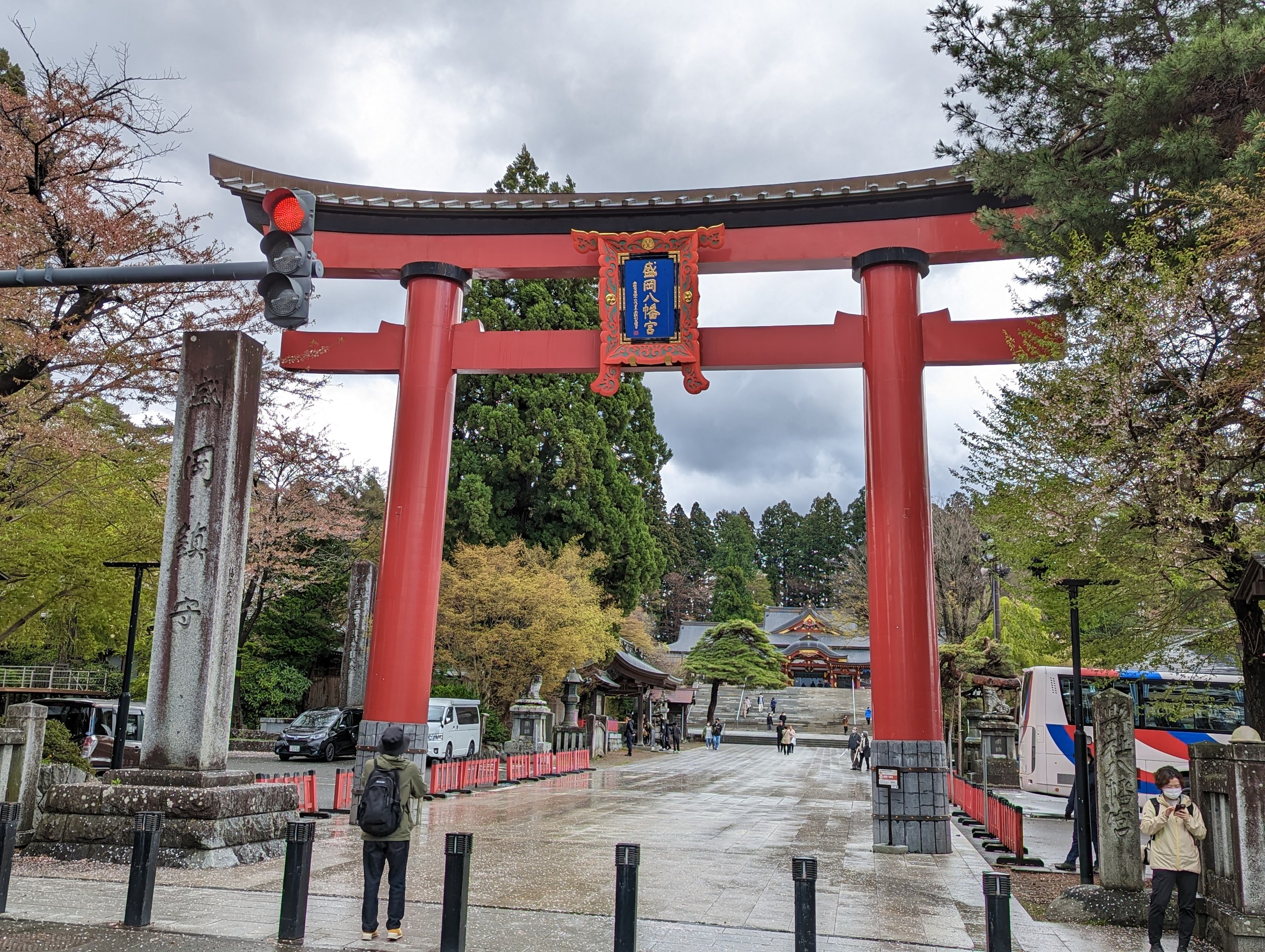 大きな朱色の鳥居が立つ、盛岡八幡宮の入口