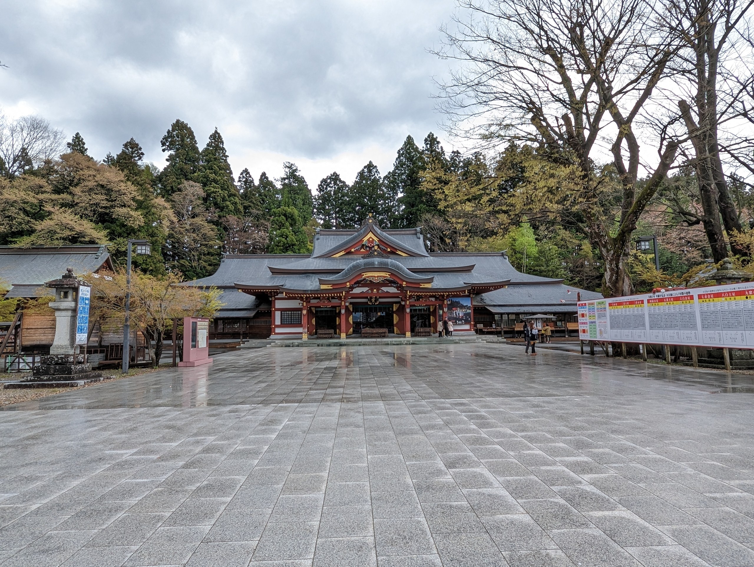 石畳の境内の奥に建つ、盛岡八幡宮の社殿