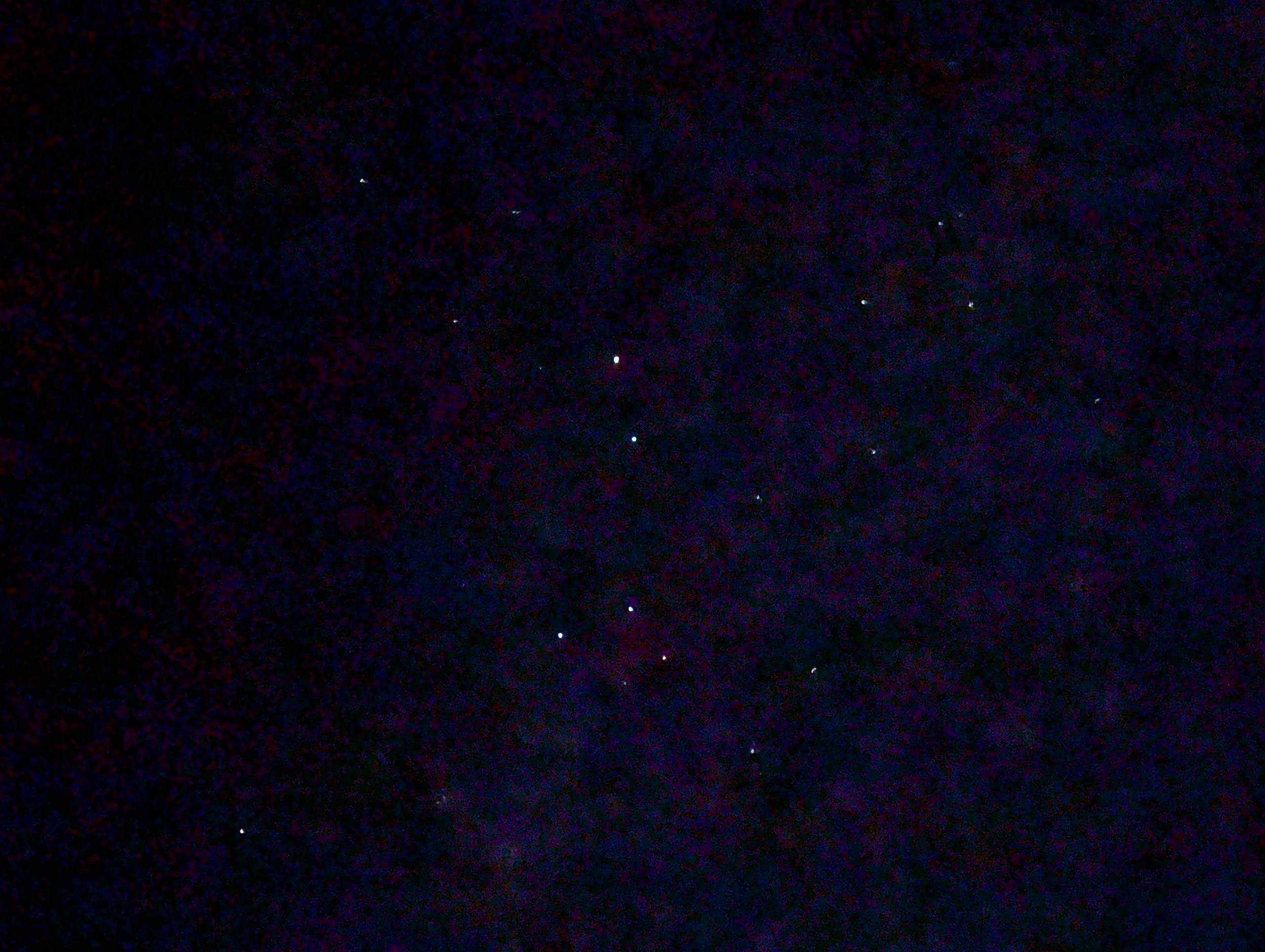 真っ暗な夜空に散らばる星
