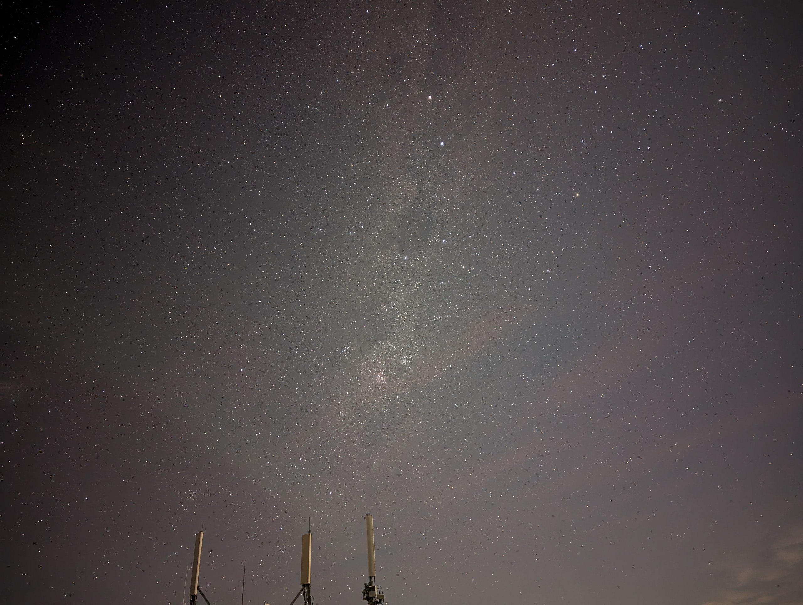 夜空を斜めに横切る天の川と、無数の星