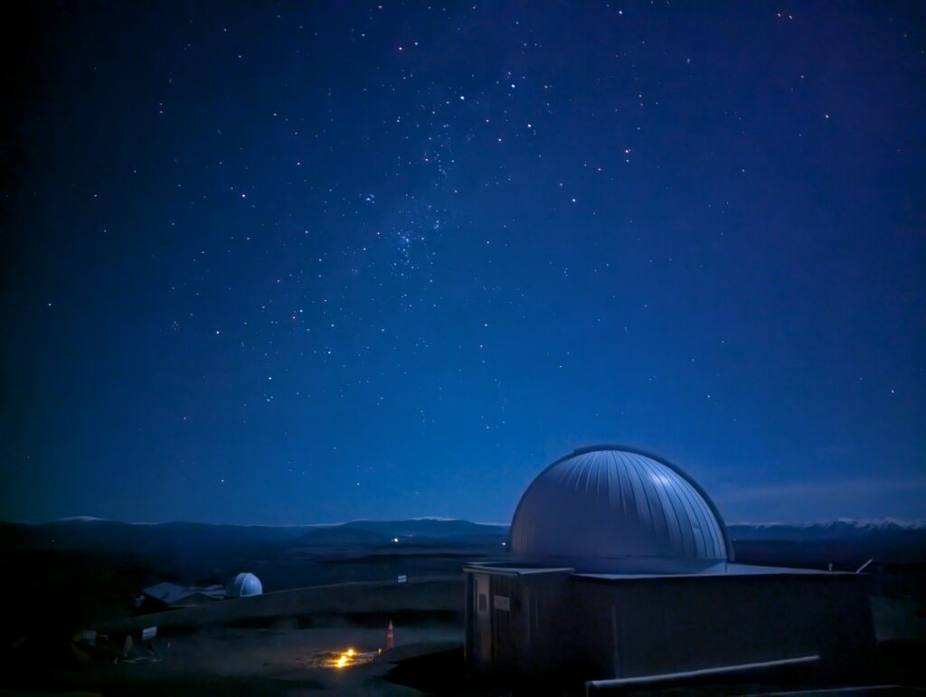 星がちりばめられた青い夜空の下に、白い天文台のドーム