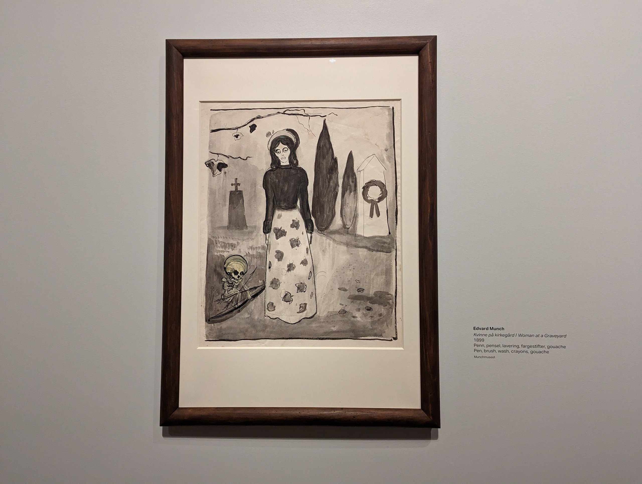 白黒の版画で描かれた、女性の立ち姿