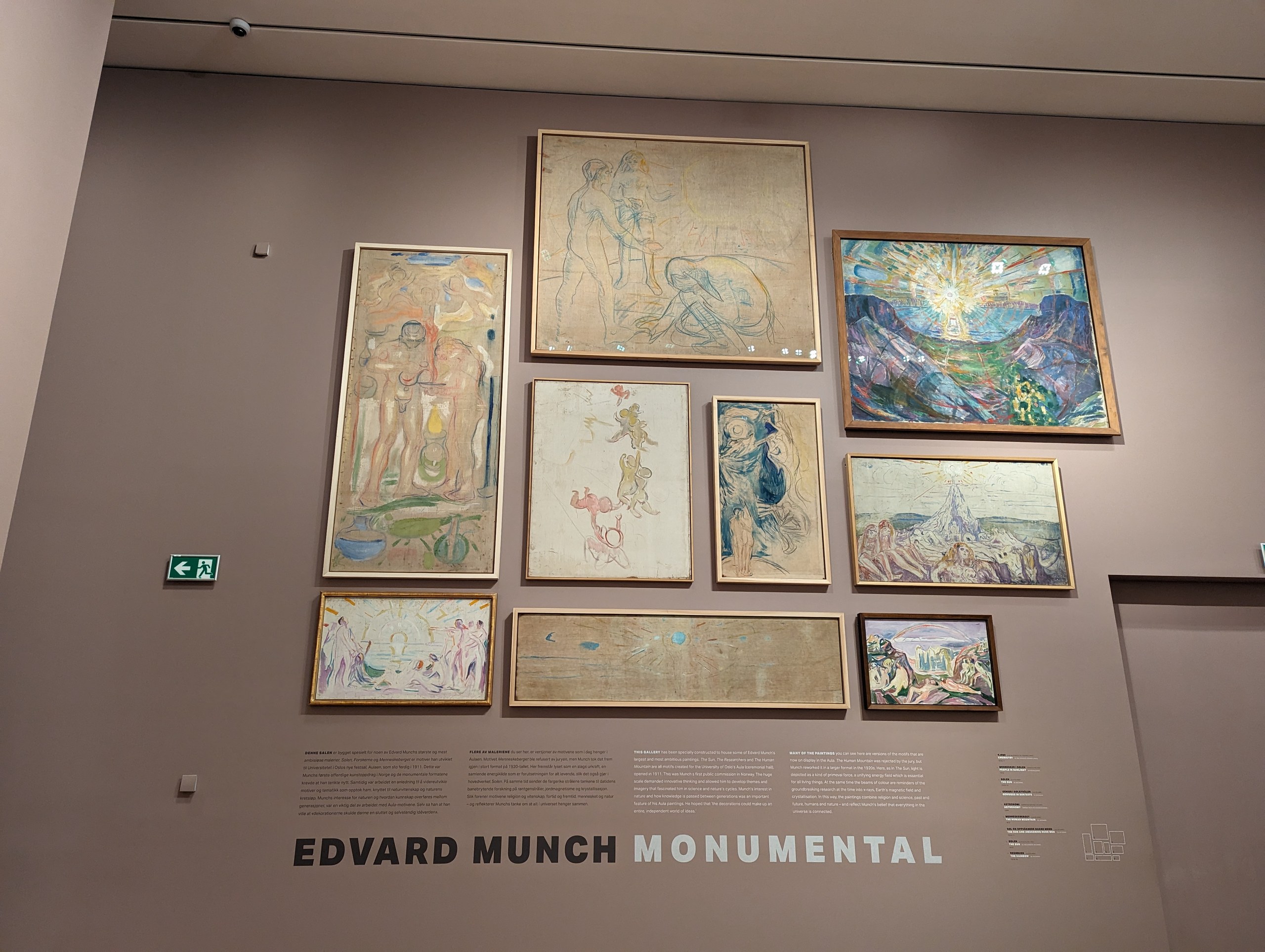 「EDVARD MUNCH MONUMENTAL」の文字の上に並ぶ、大きな絵画