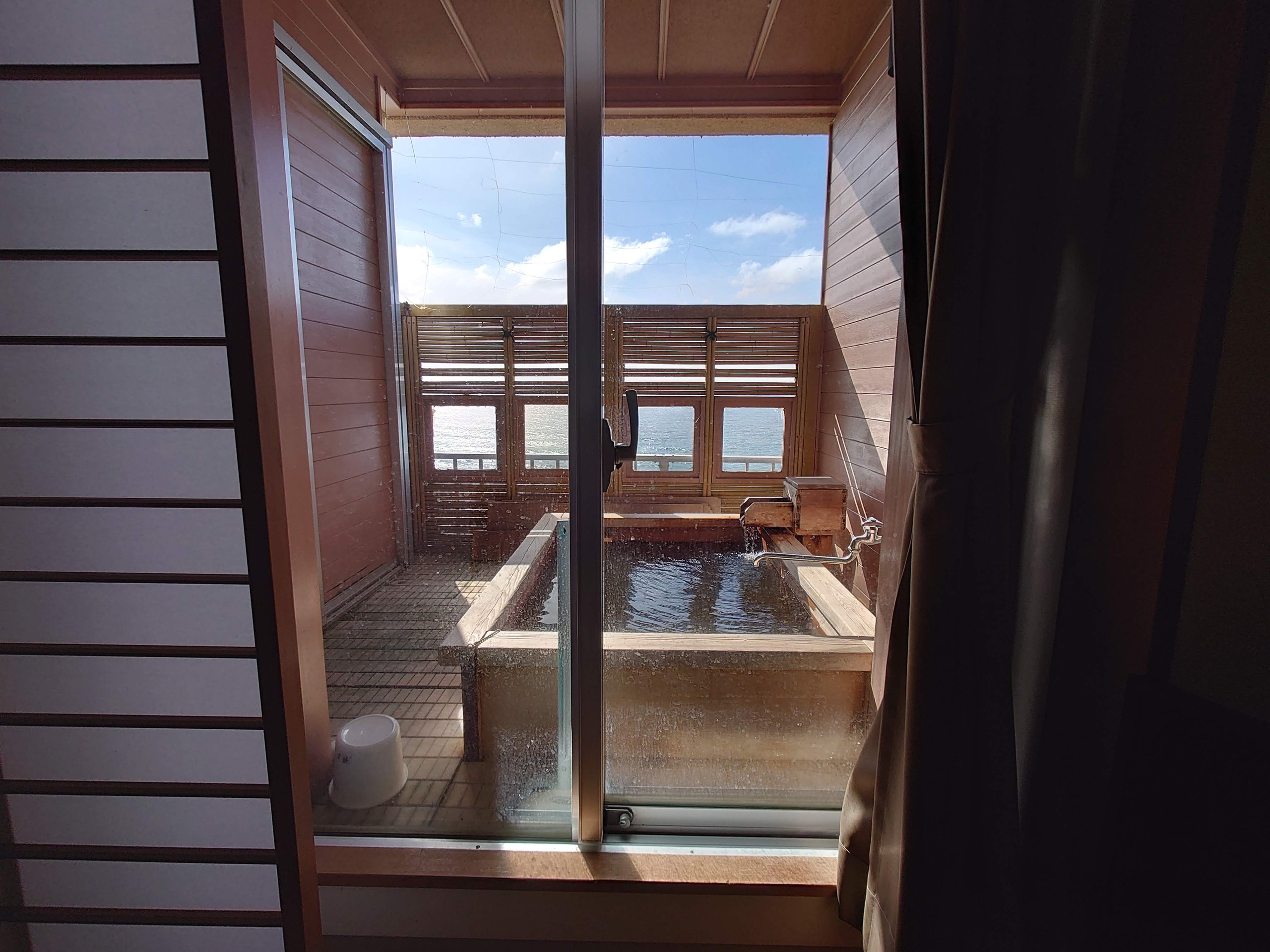 部屋から続く、木の湯船の露天風呂