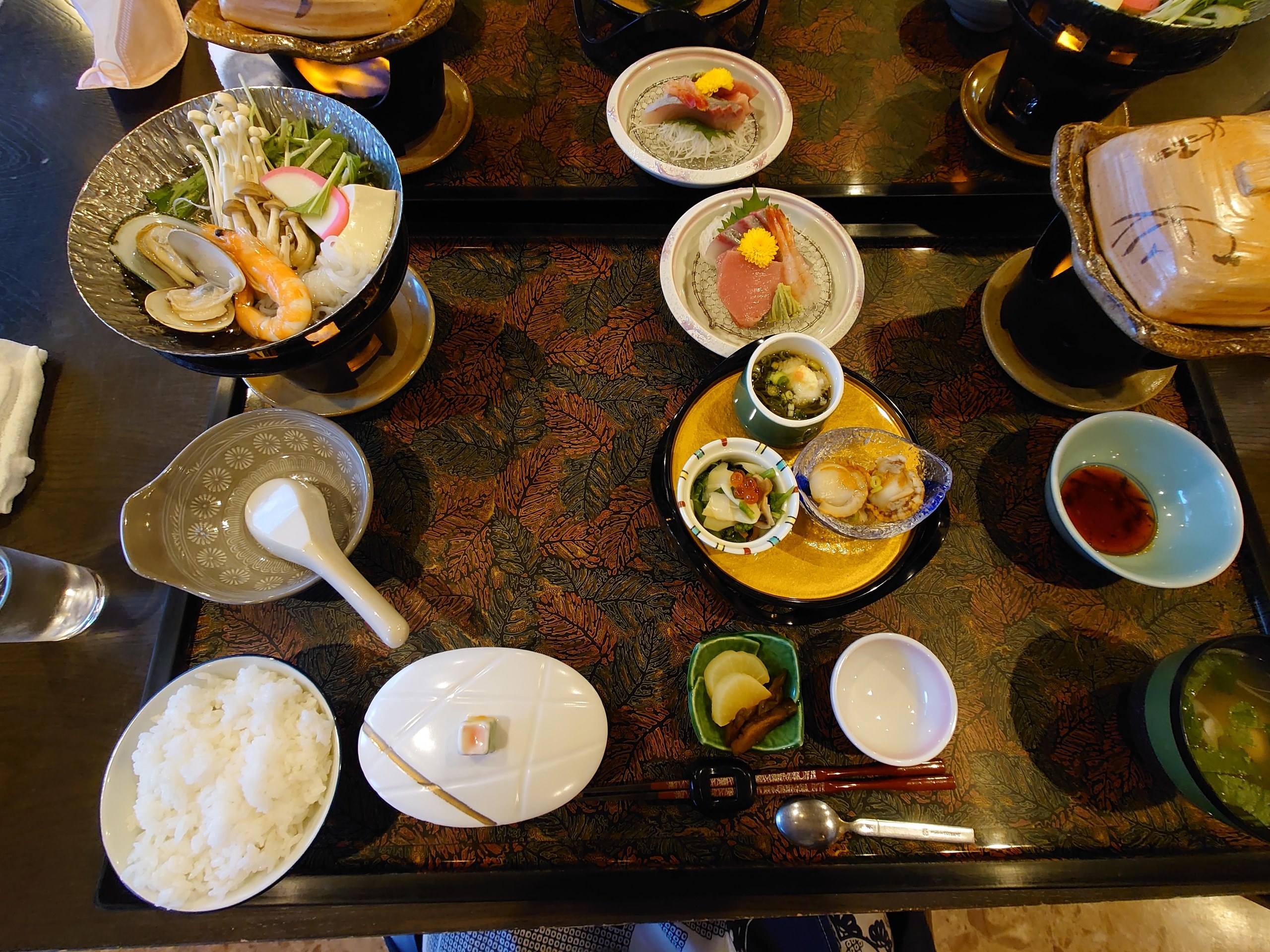 刺身や貝などが並ぶ夕食の膳