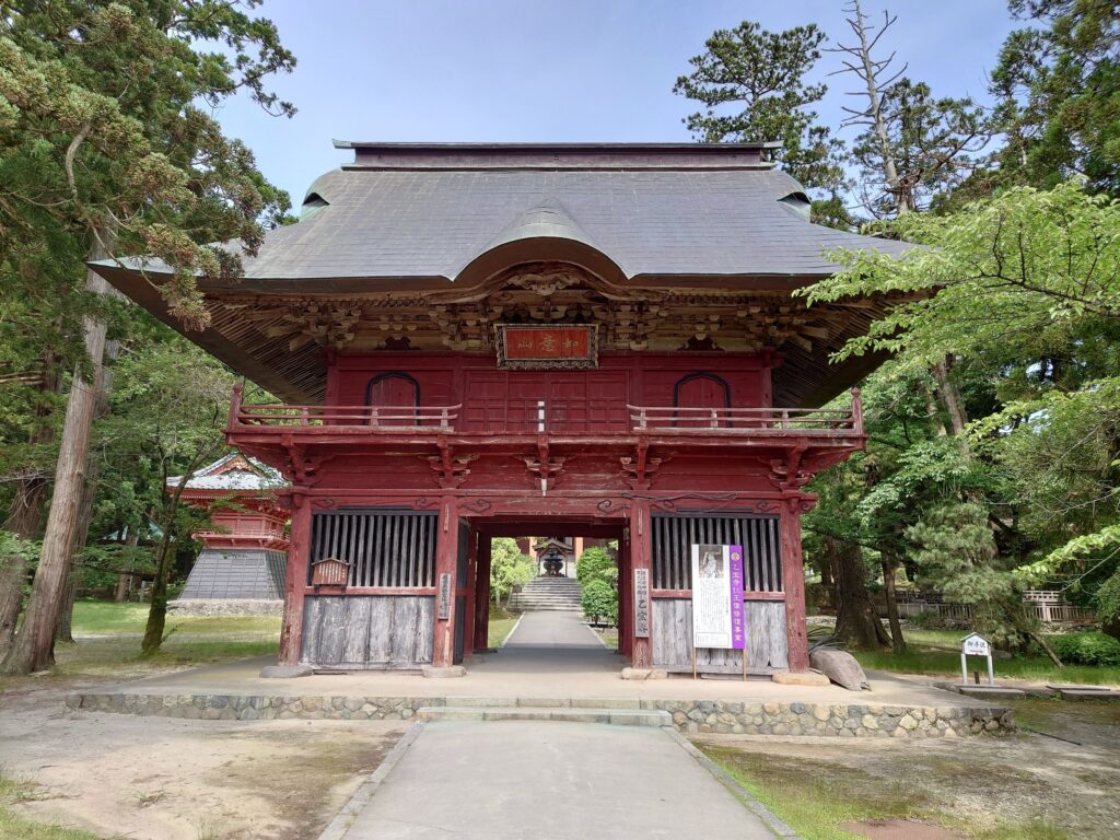 木々に囲まれた、朱色の大きな仁王門
