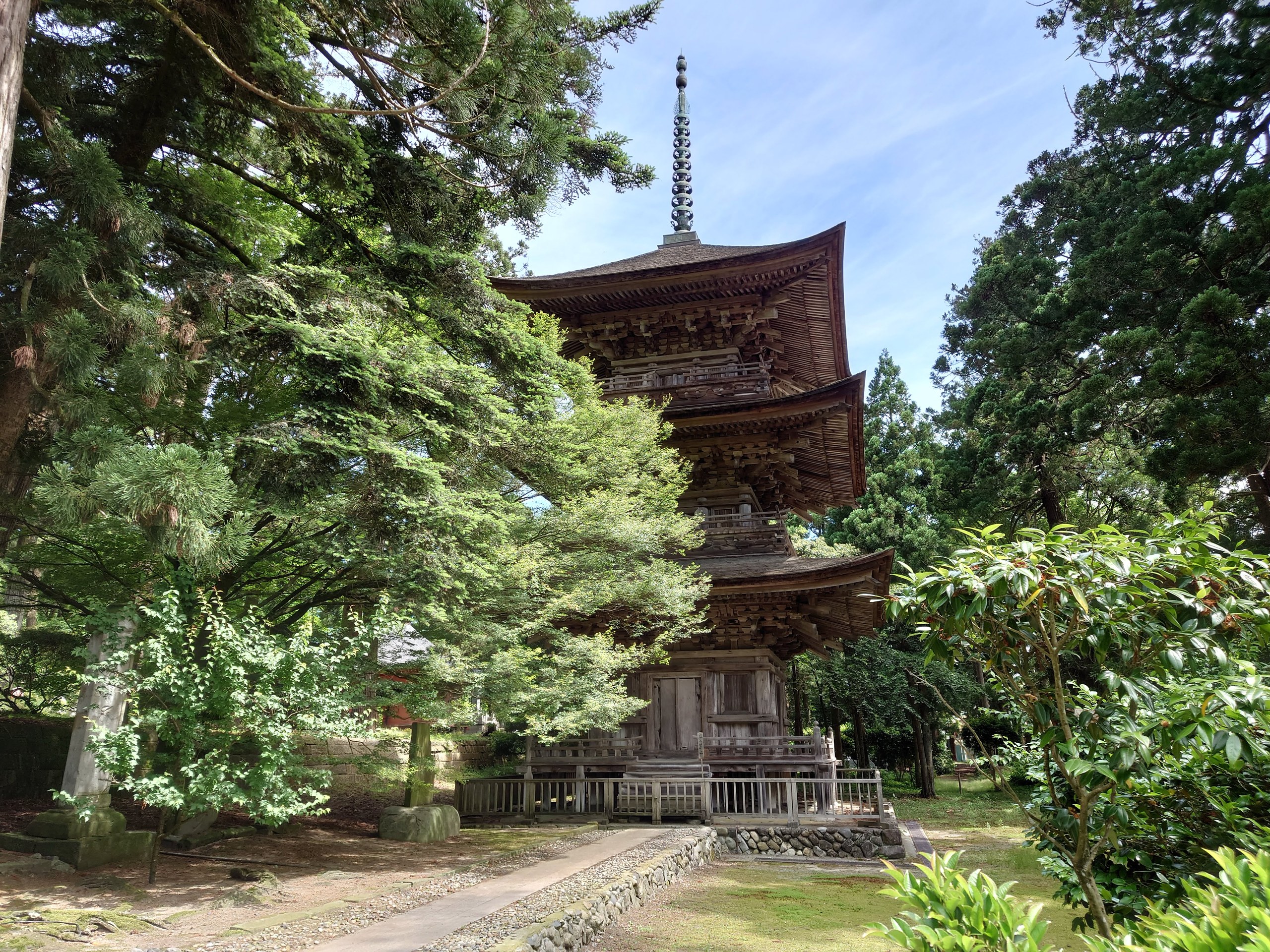 緑の中に立つ、木造の三重塔