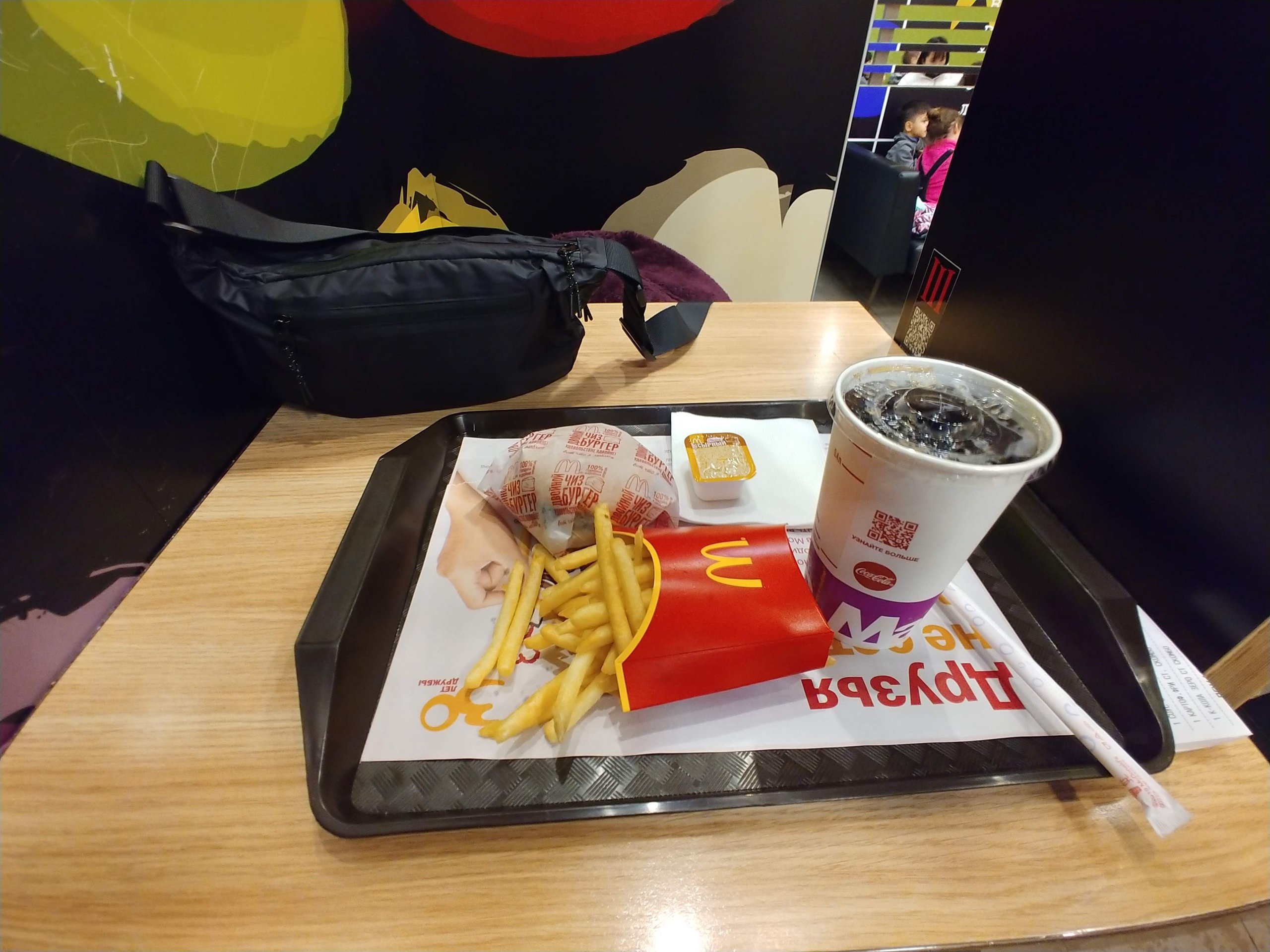 マクドナルドのハンバーガーとポテト