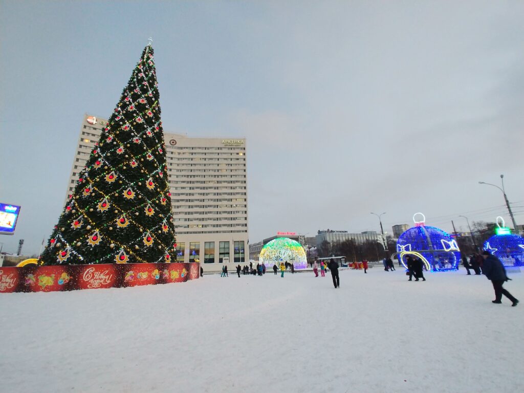 雪の広場の大きなクリスマスツリー