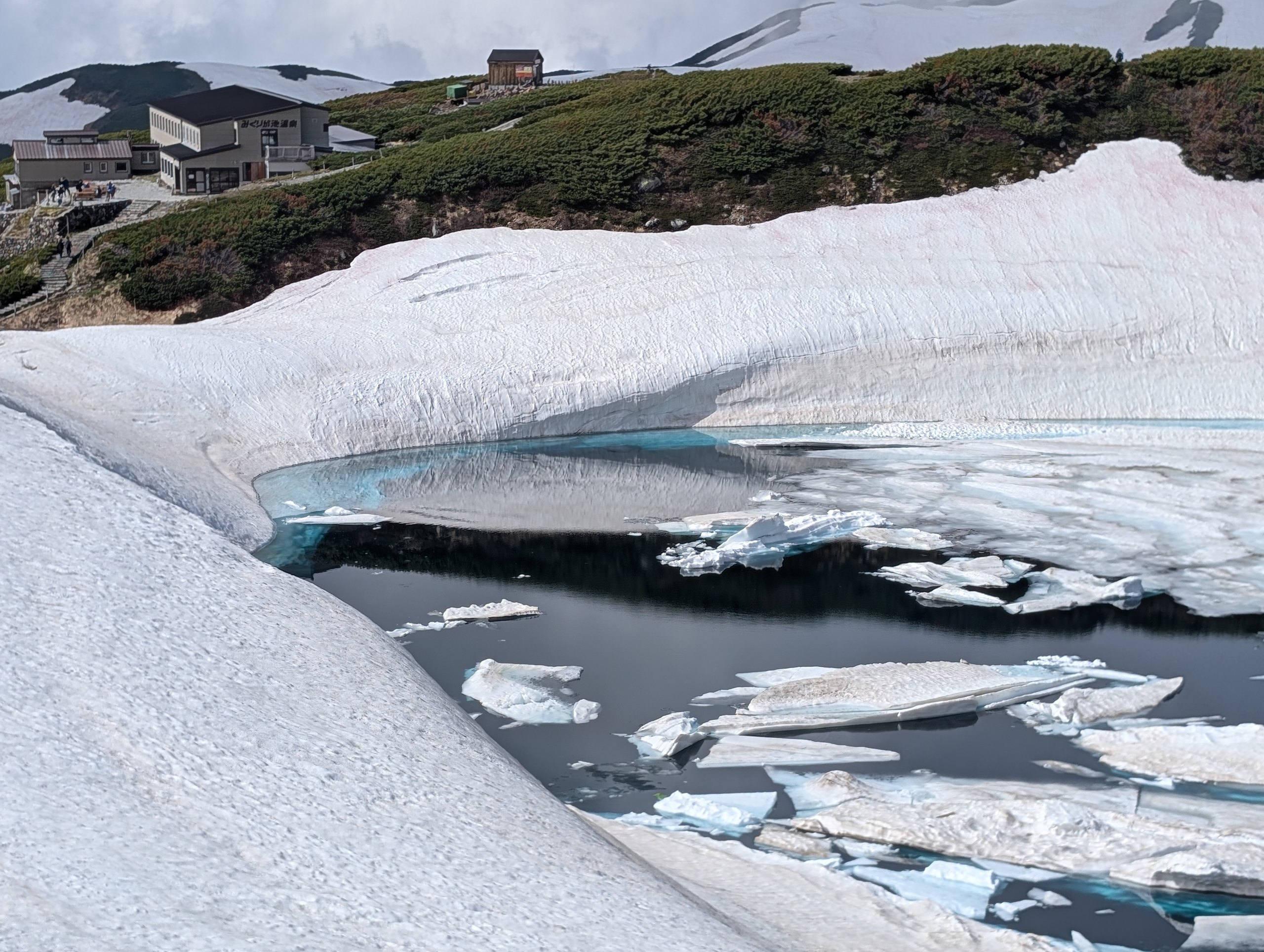 氷が浮かぶ、みくりが池の水面