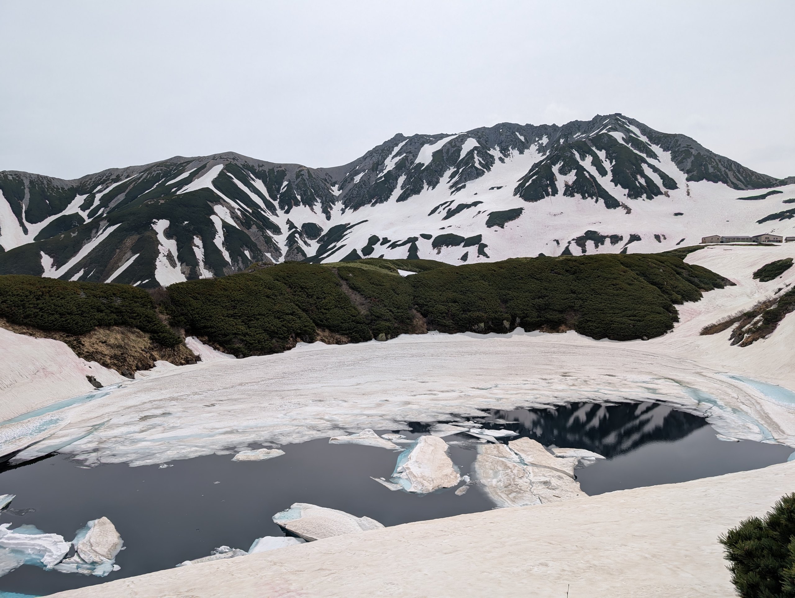 雪の山が映る、朝のみくりが池