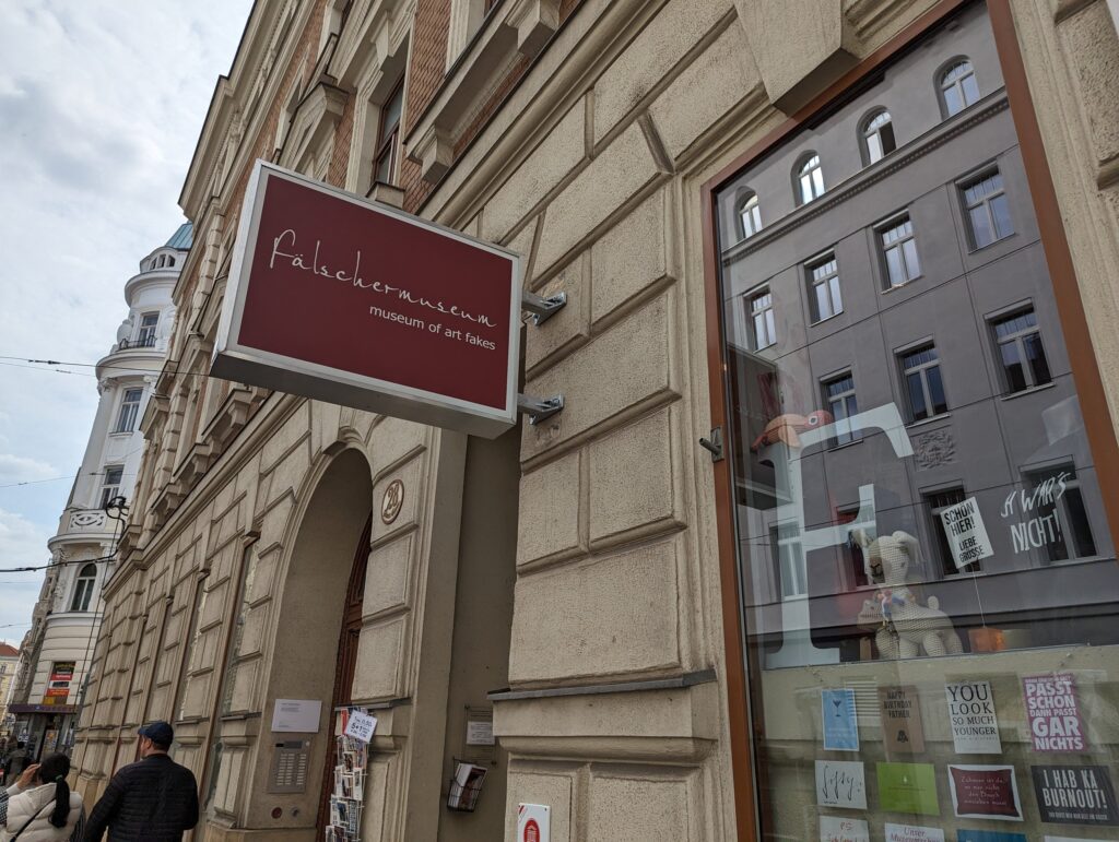 「Fälschermuseum」の赤い看板が掛かる、美術館の入口