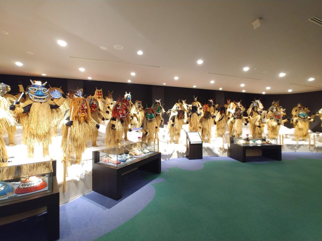 なまはげ館の展示室にずらりと並ぶ、各地区のなまはげ