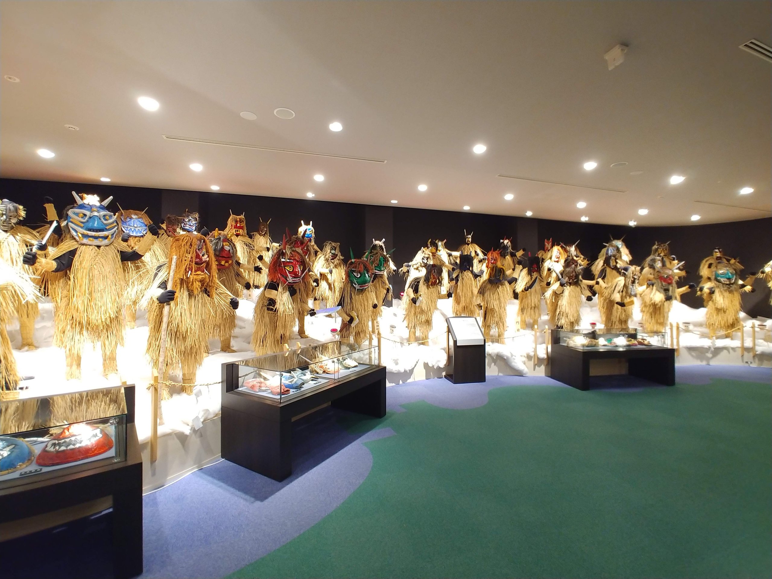 なまはげ館の展示室にずらりと並ぶ、各地区のなまはげ