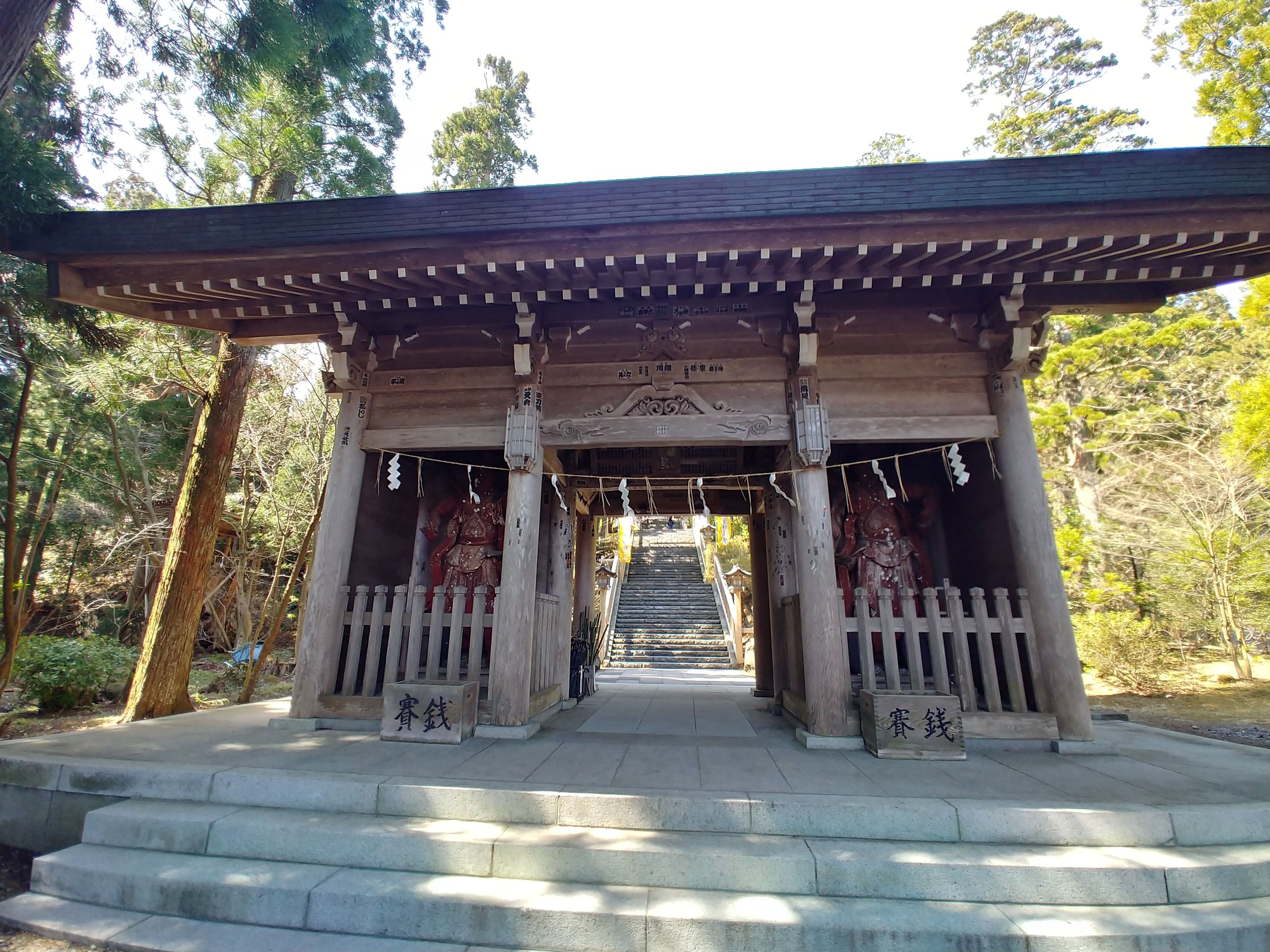杉の大木に囲まれた真山神社の山門