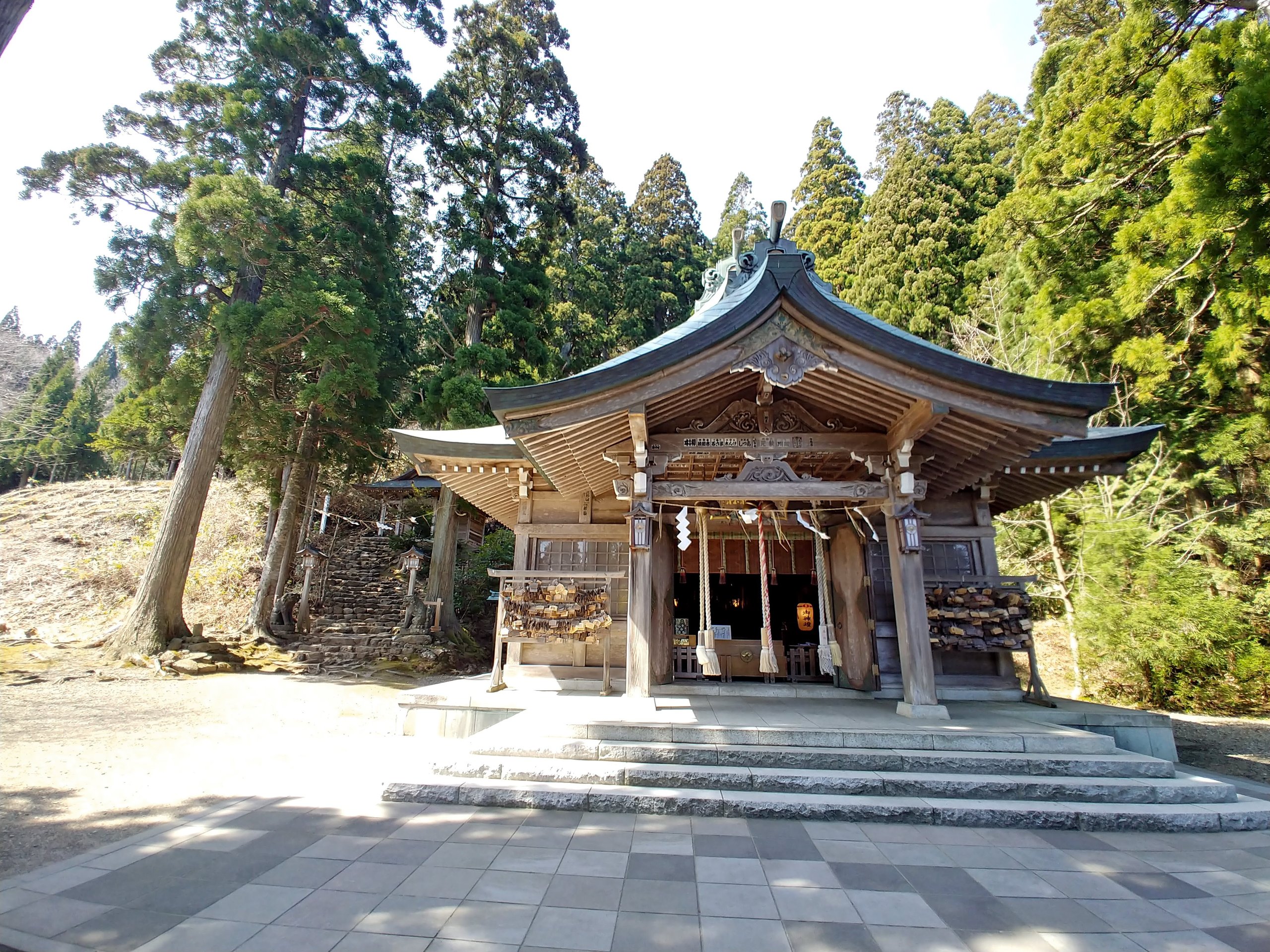 石段の上に建つ真山神社の拝殿
