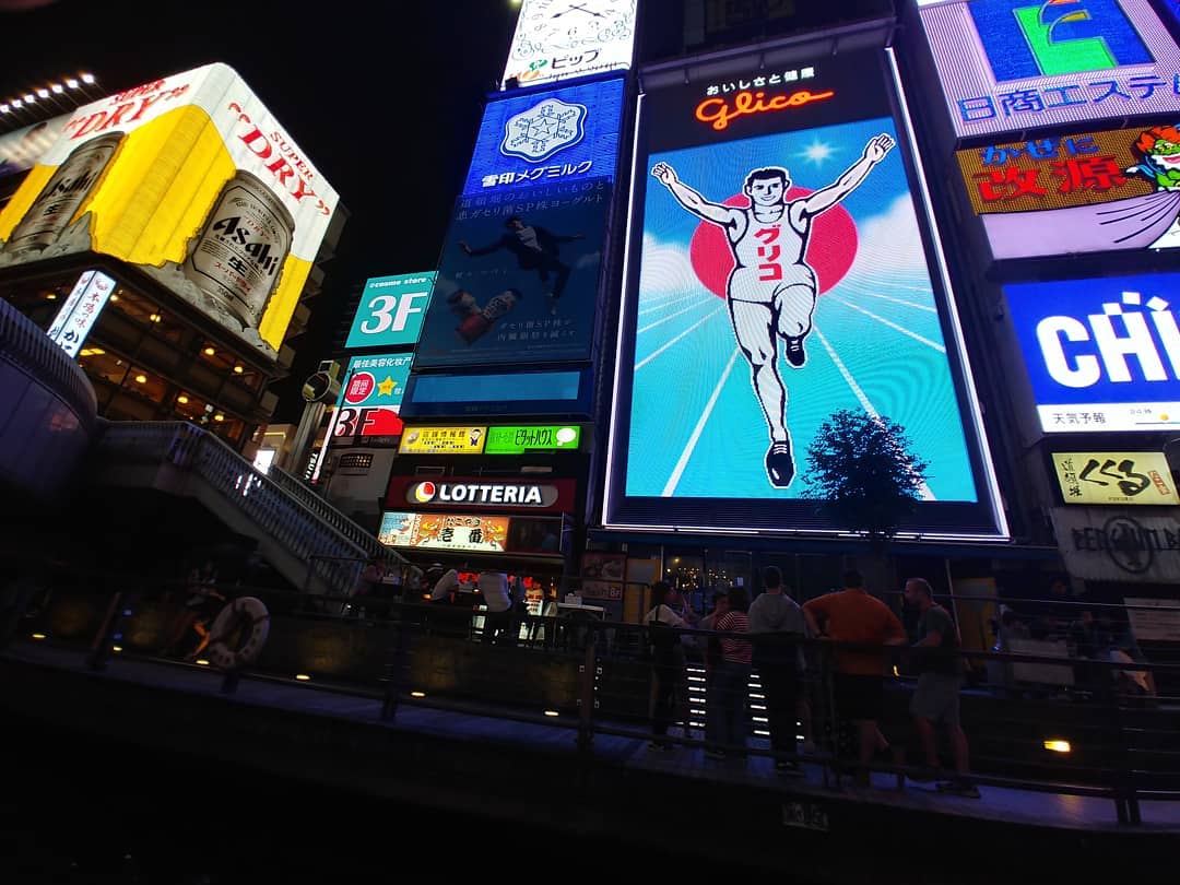 夜の道頓堀、グリコの看板と川沿いのネオン