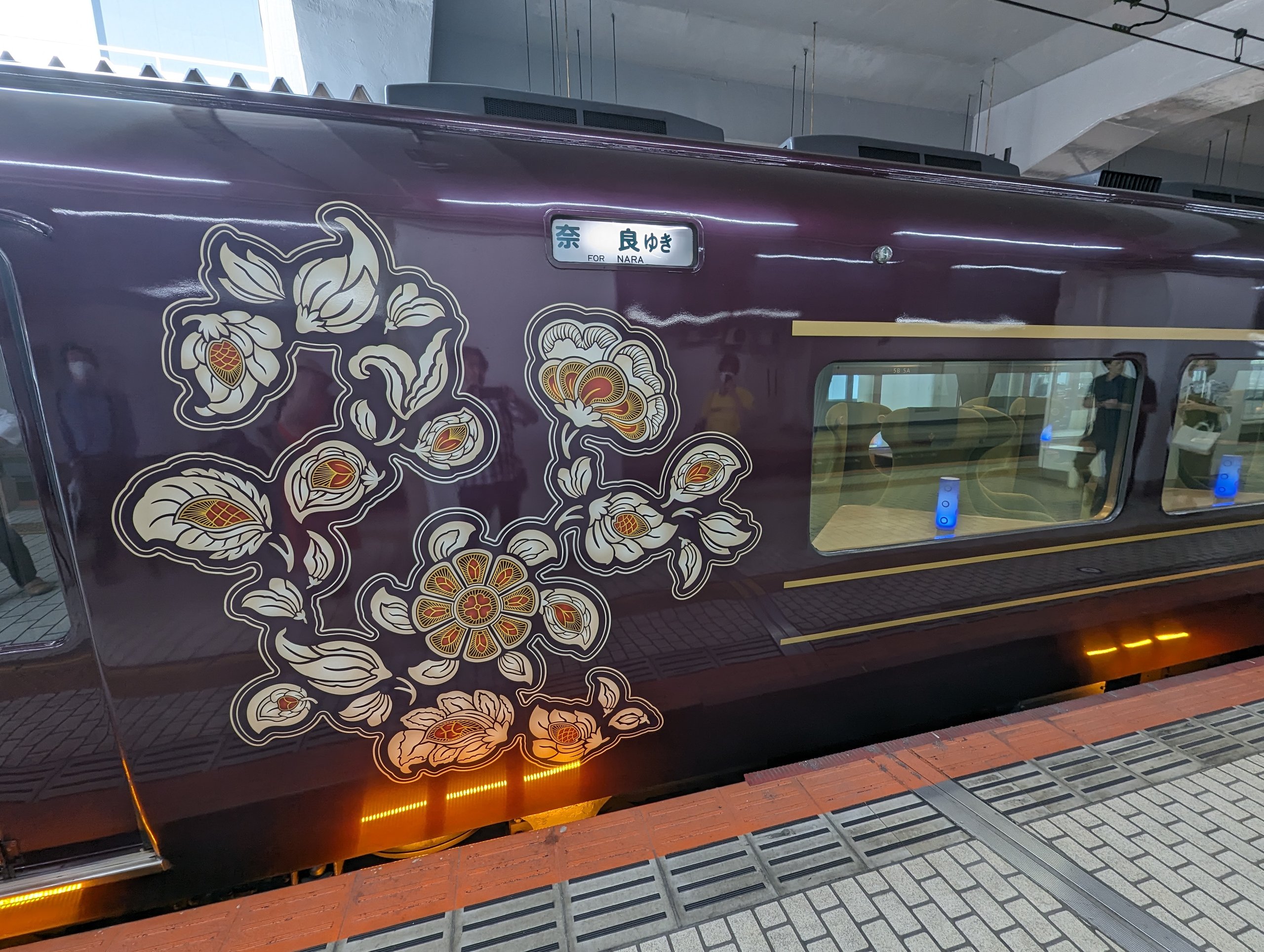 金色の花の模様が描かれた、紫色の車体