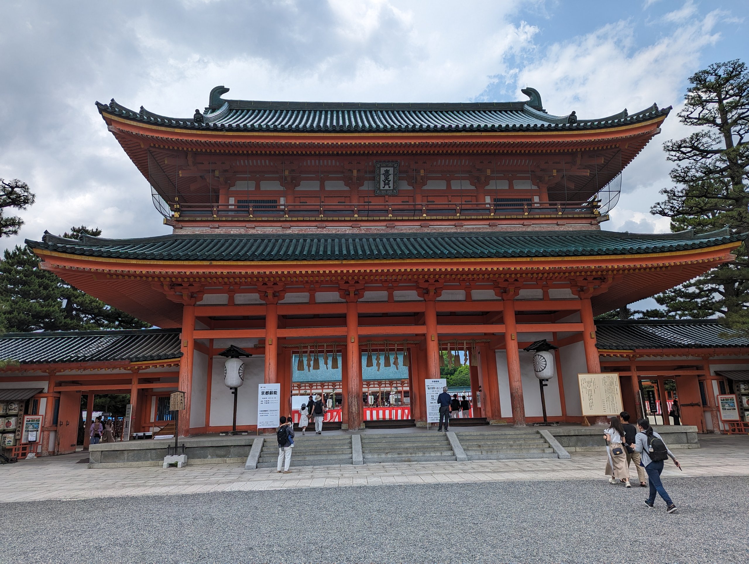 朱色の柱と緑の屋根の、平安神宮の門