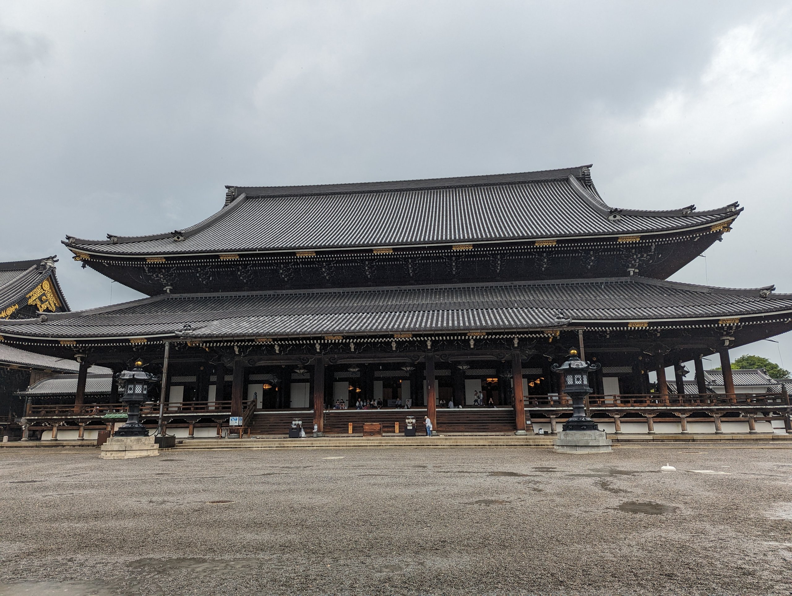 大きな屋根の、東本願寺のお堂