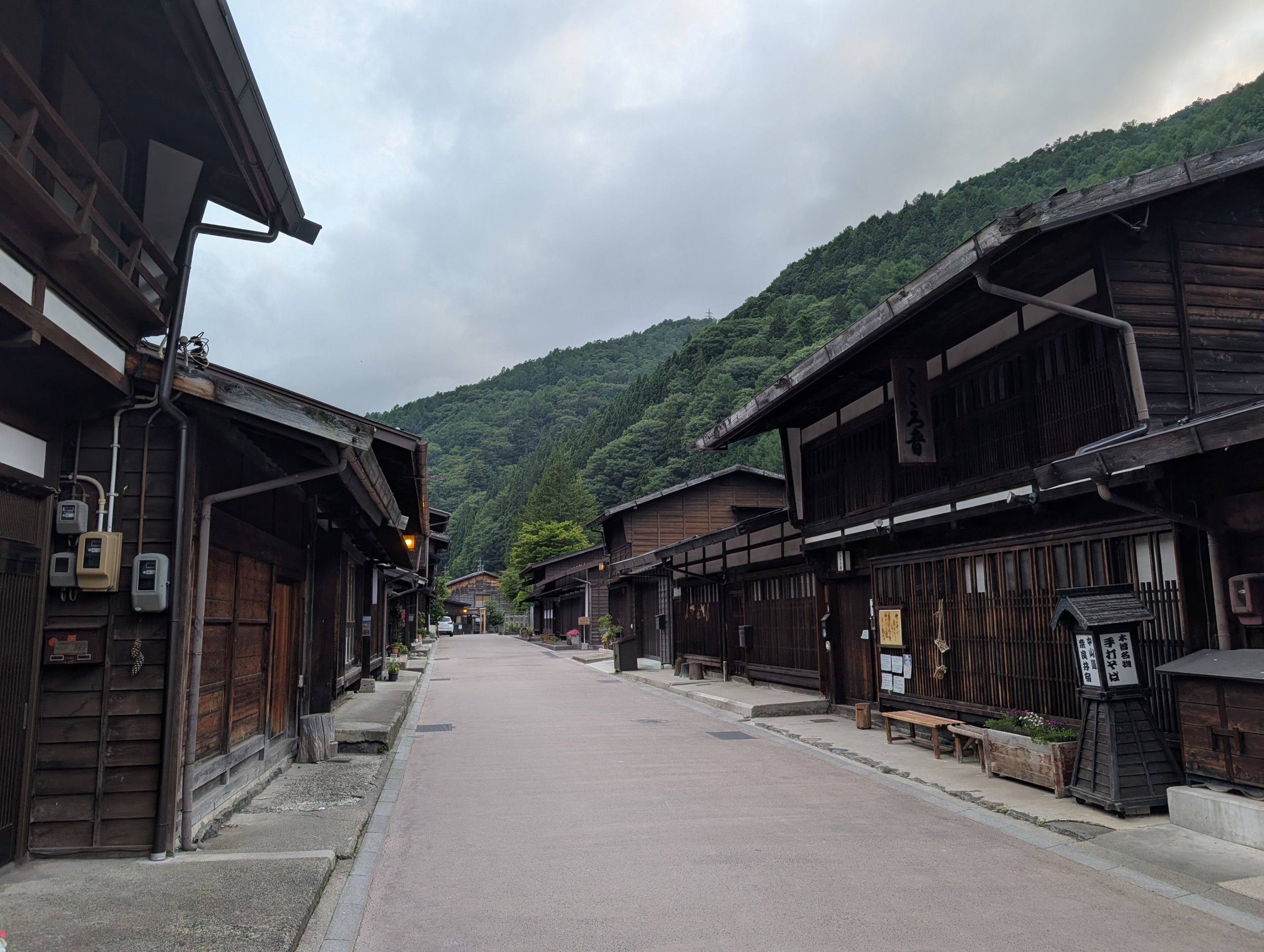 夕方の、人の少ない奈良井宿の通り