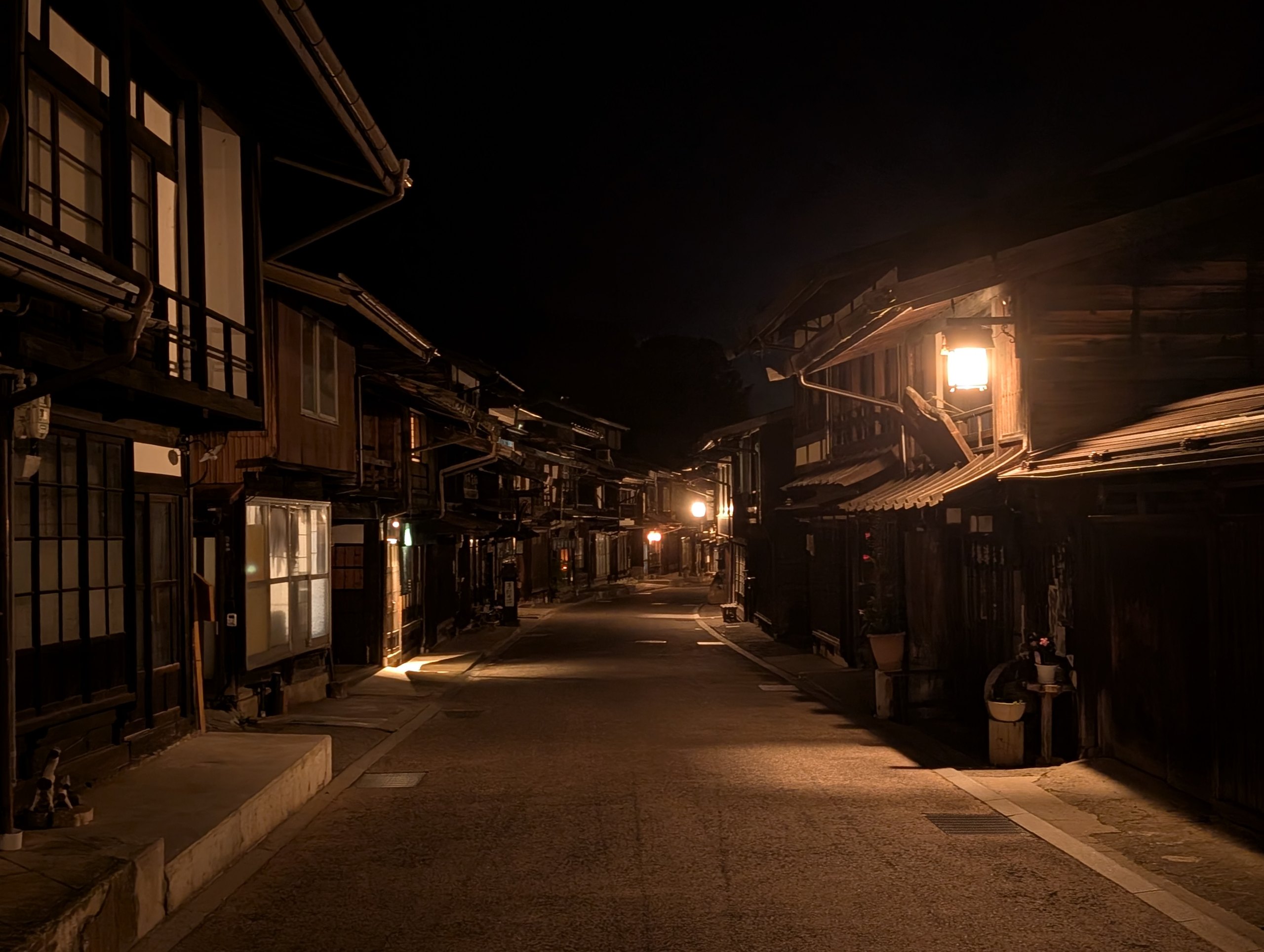 明かりが灯る、夜の奈良井宿の通り