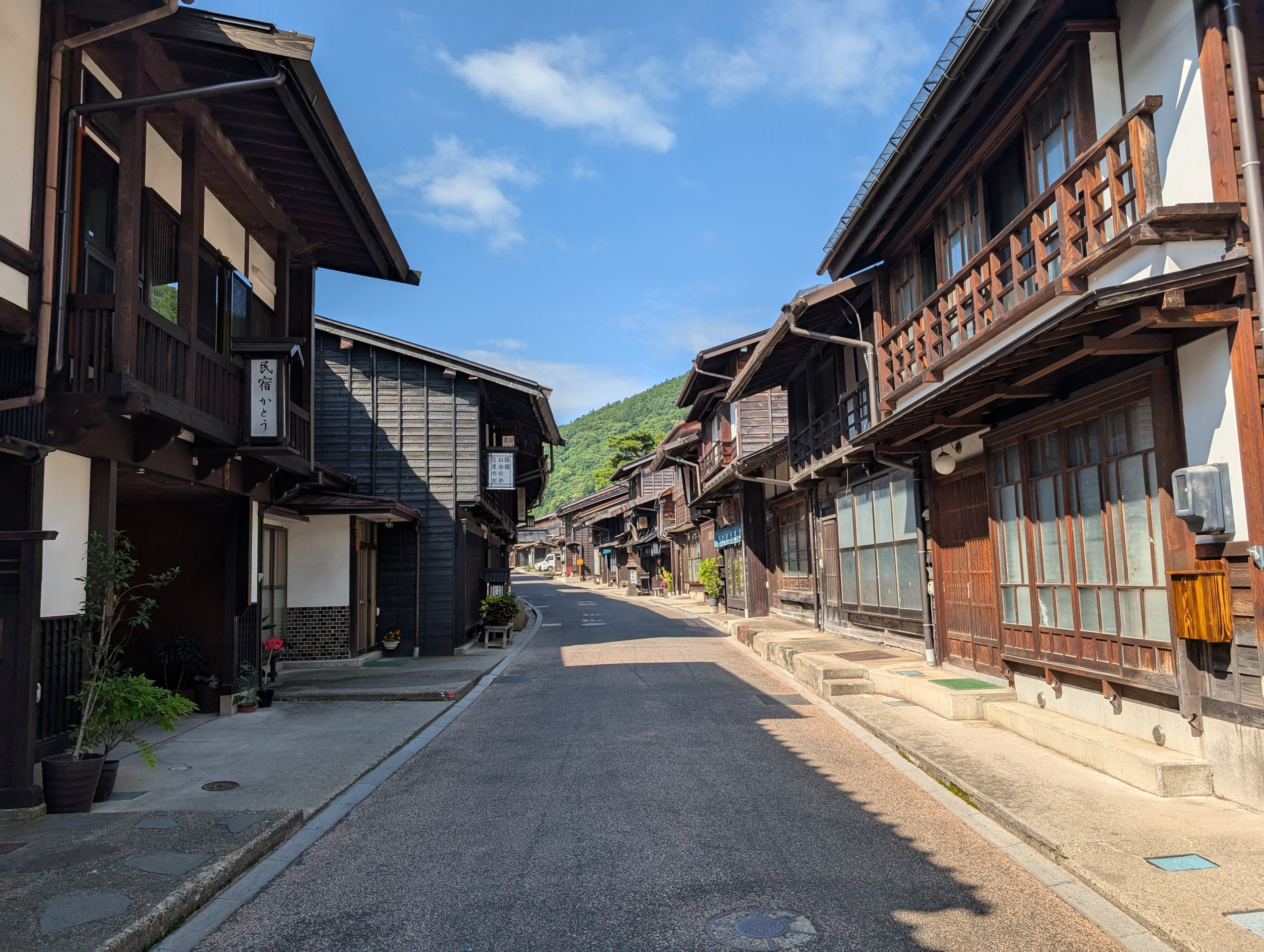 青空の下に続く、朝の奈良井宿の通り