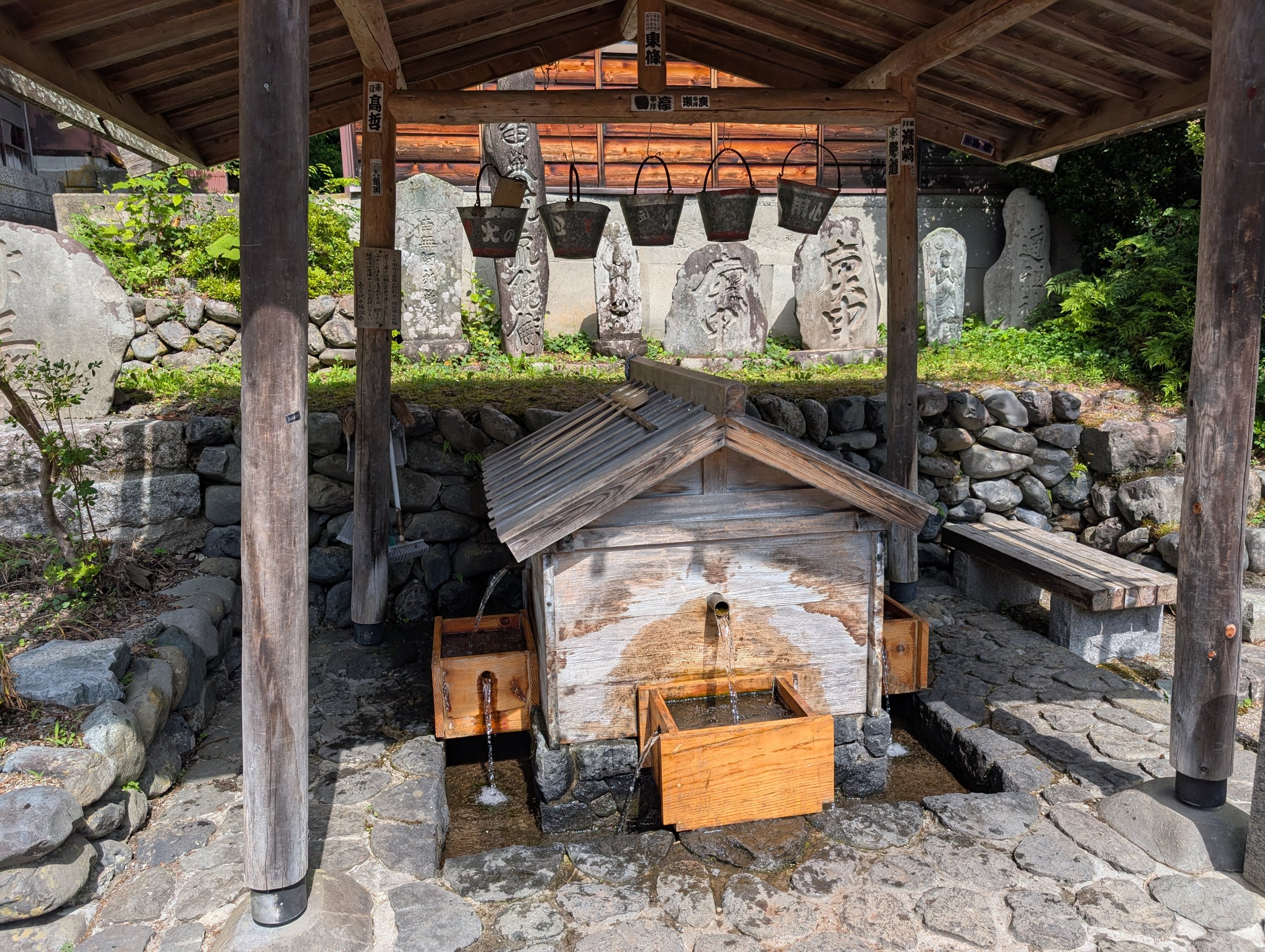 屋根の下にある、水が流れる石の水場