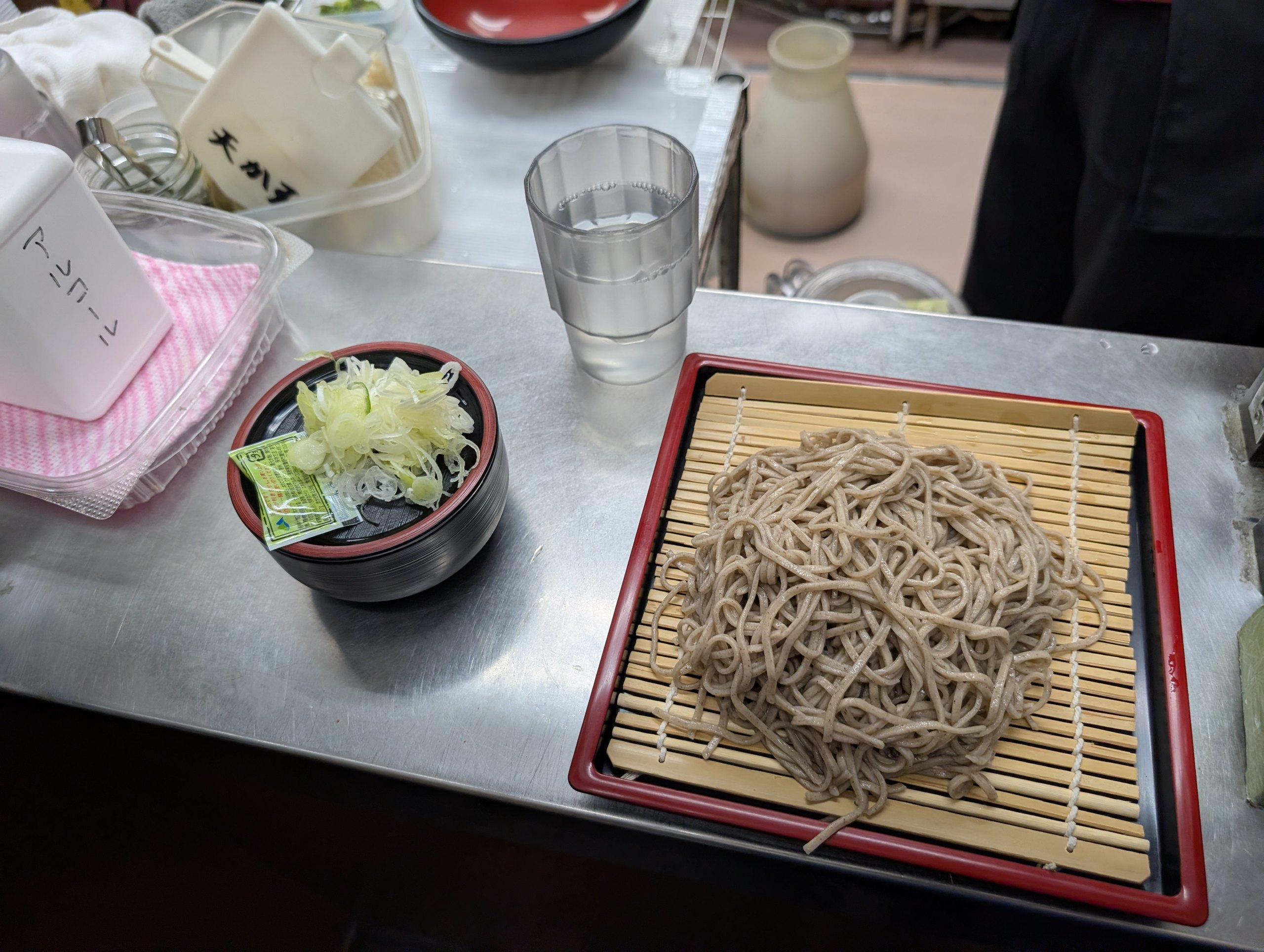カウンターに置かれた、ざる蕎麦