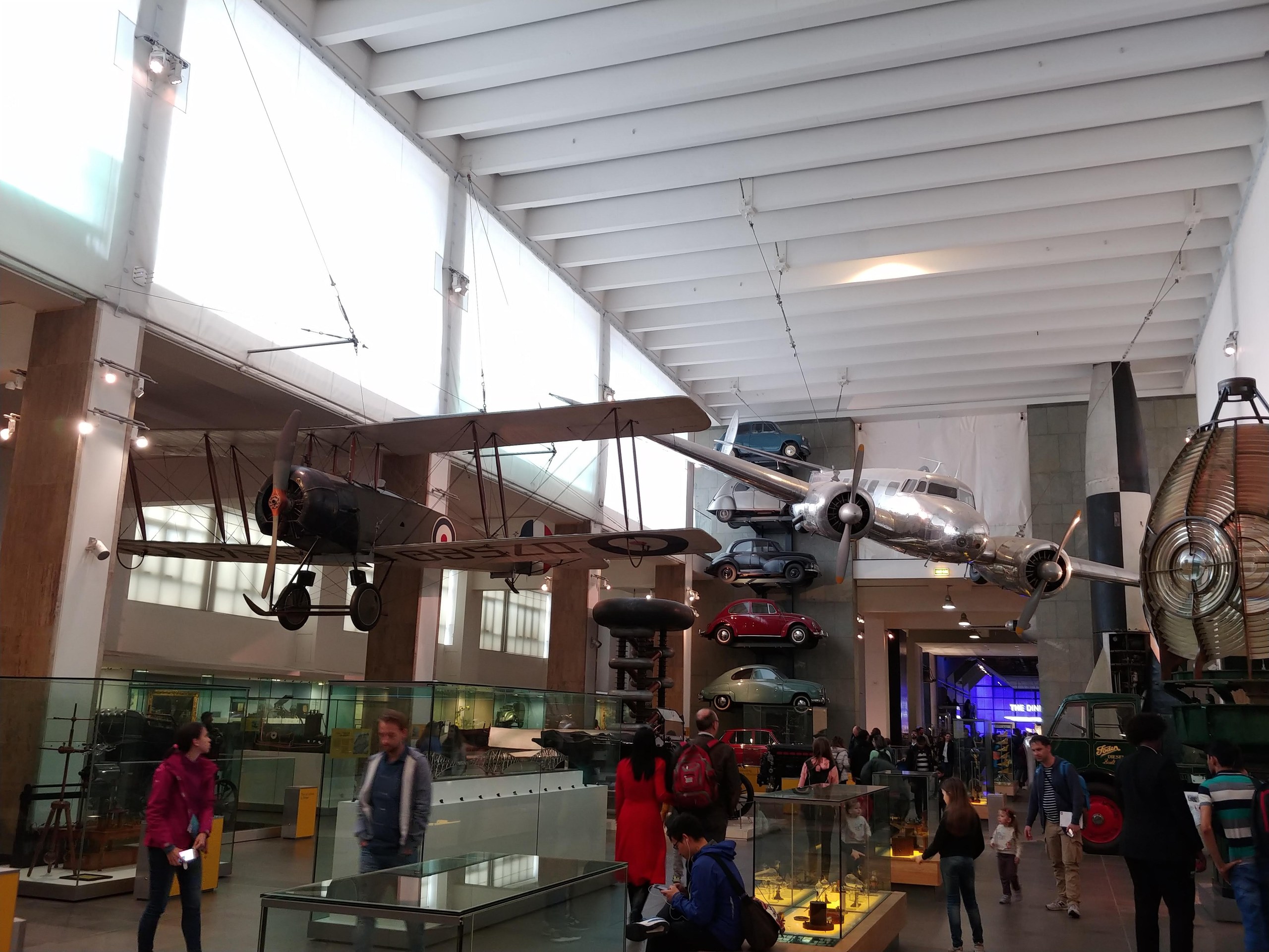 科学博物館の天井から吊られた飛行機