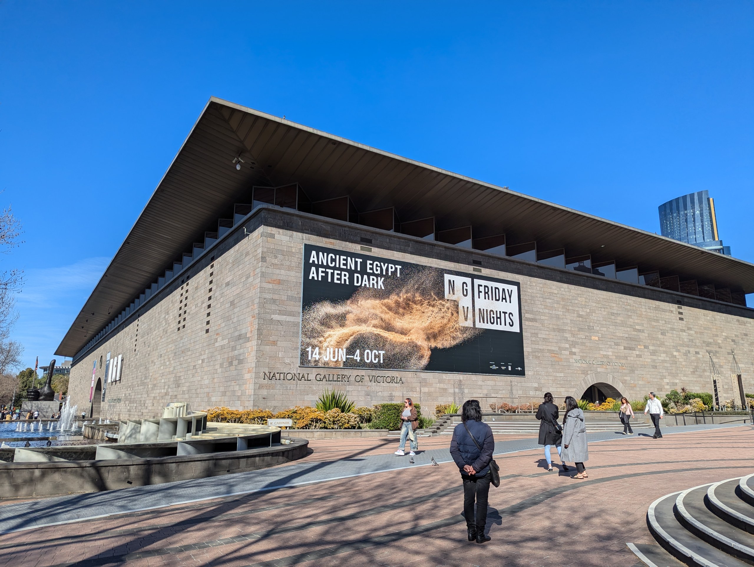 「NATIONAL GALLERY OF VICTORIA」の建物の外観と、展覧会の大きな看板