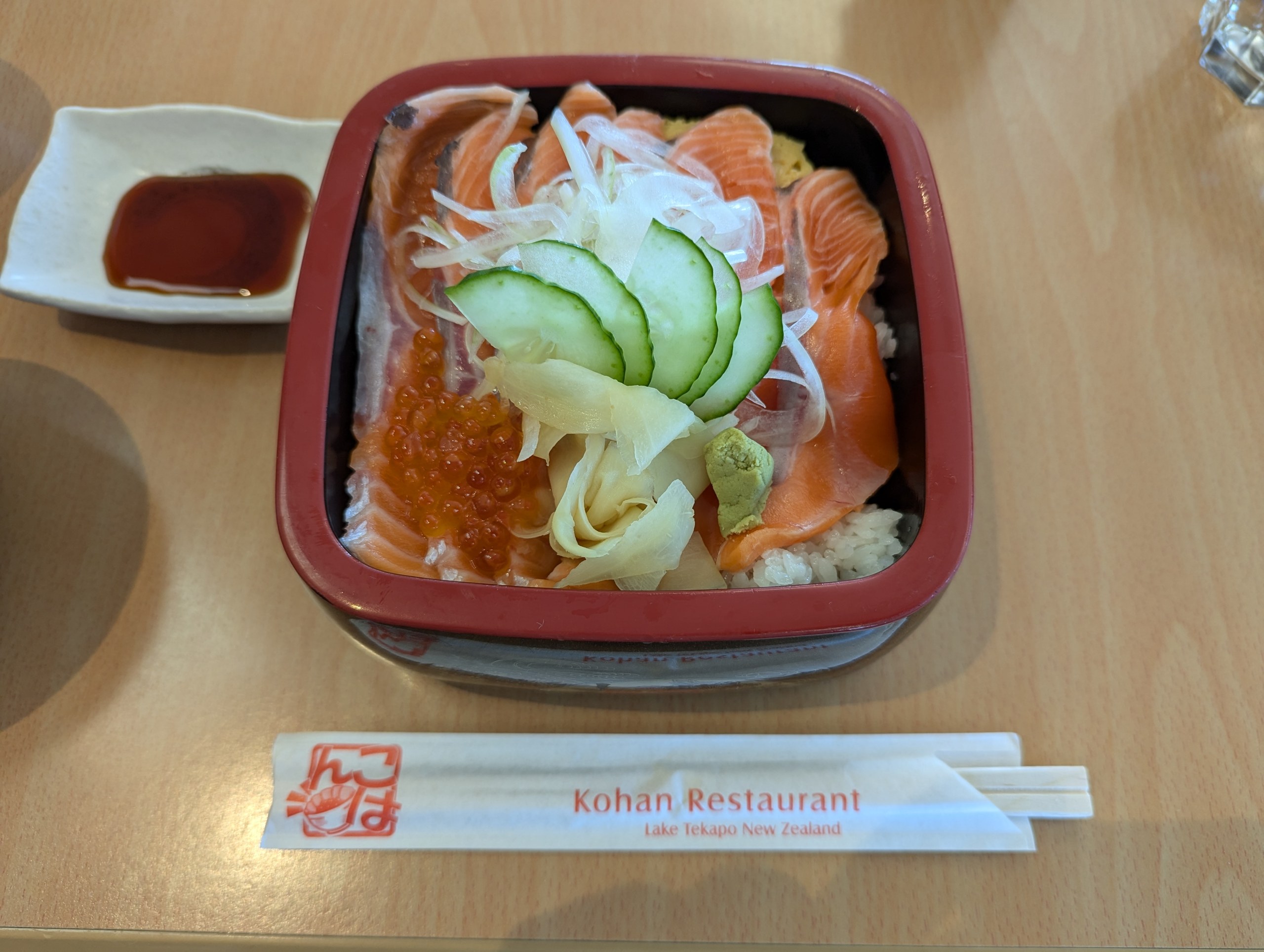 「Kohan Restaurant」の箸袋と、サーモンといくらがのった丼