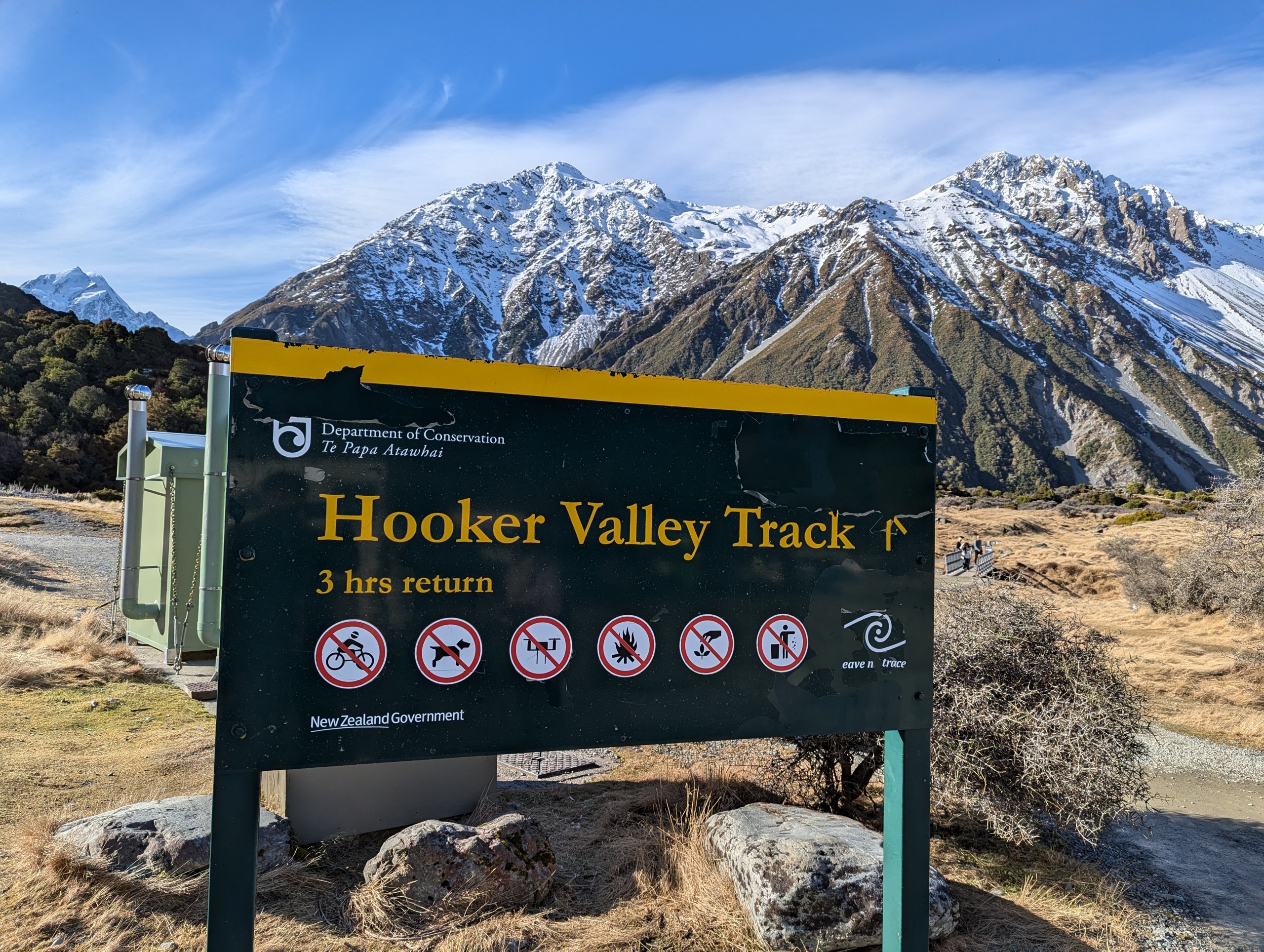 雪山を背にした「Hooker Valley Track」の看板