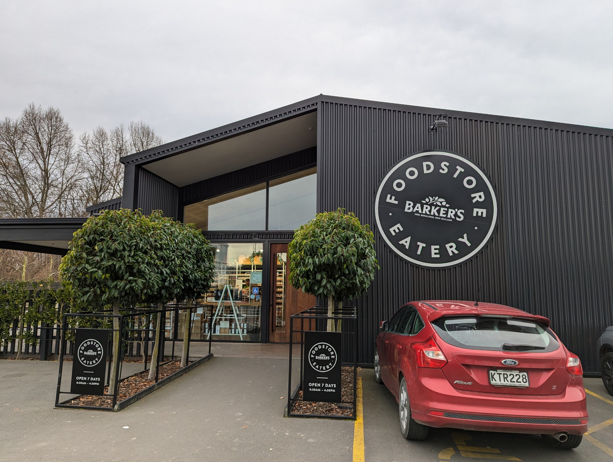 黒い外壁に「FOODSTORE EATERY BARKER'S」の丸いロゴがある店の外観