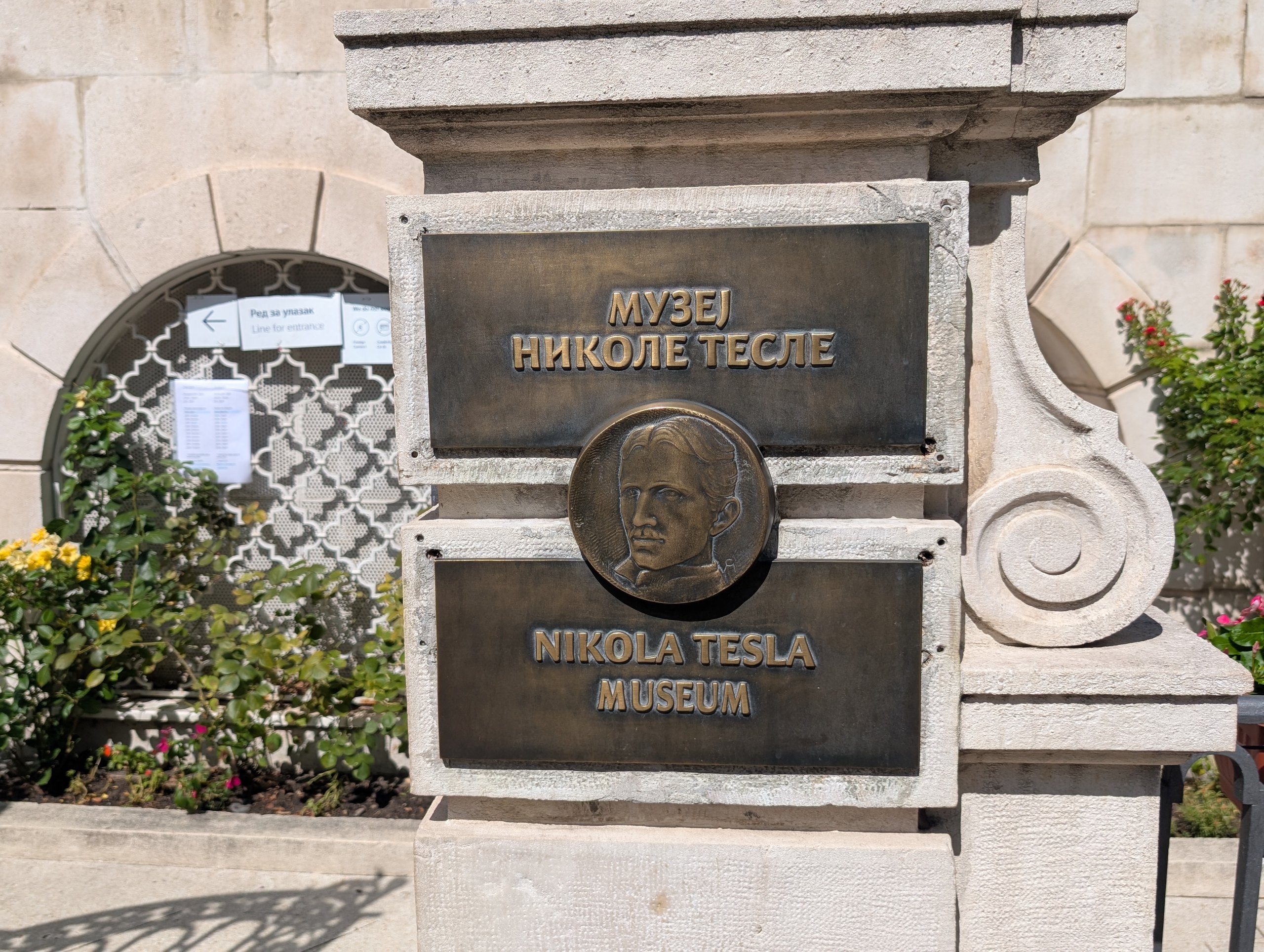 テスラの顔のレリーフと「NIKOLA TESLA MUSEUM」の文字が入った看板