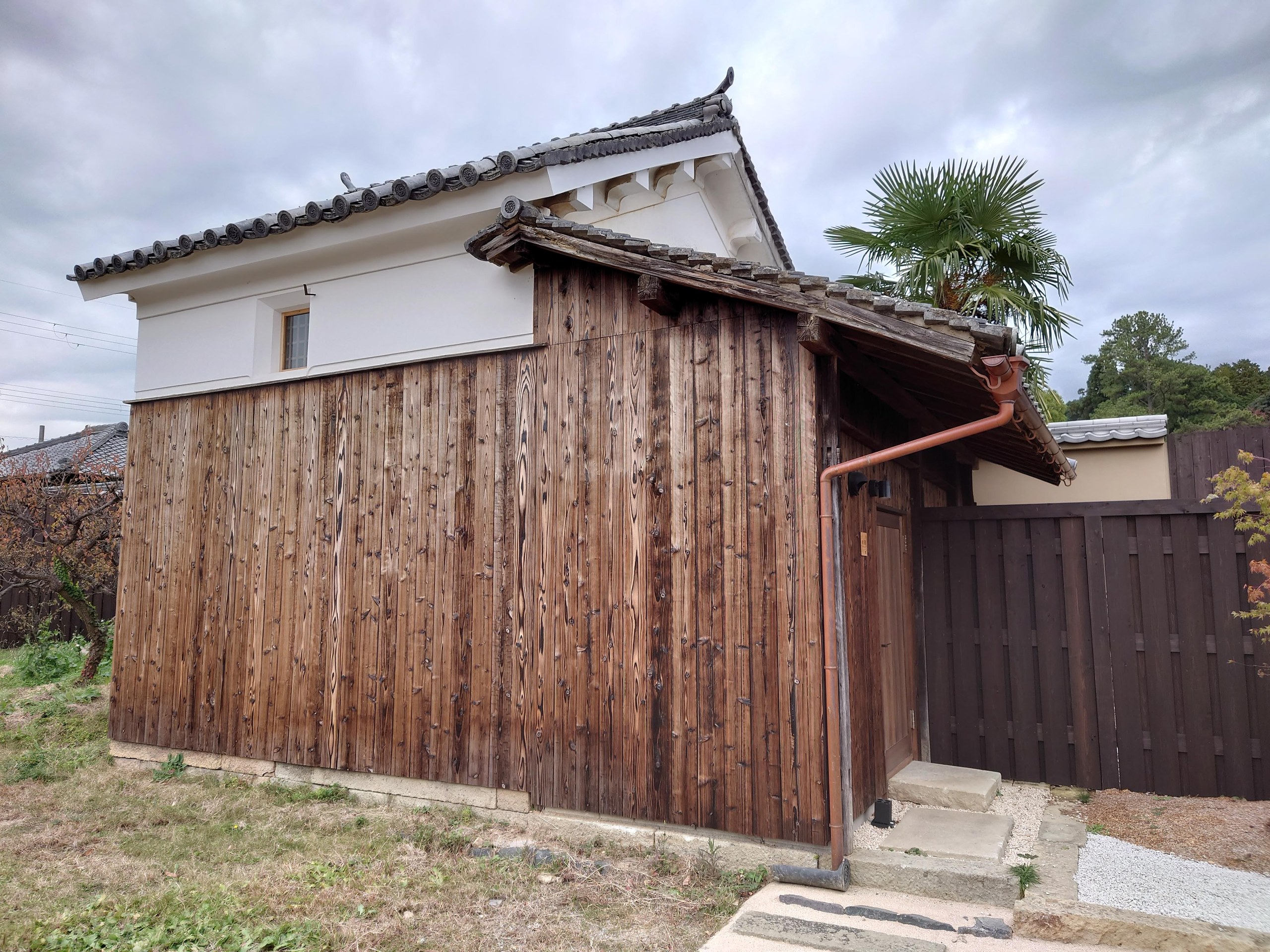 板張りの米蔵の外観