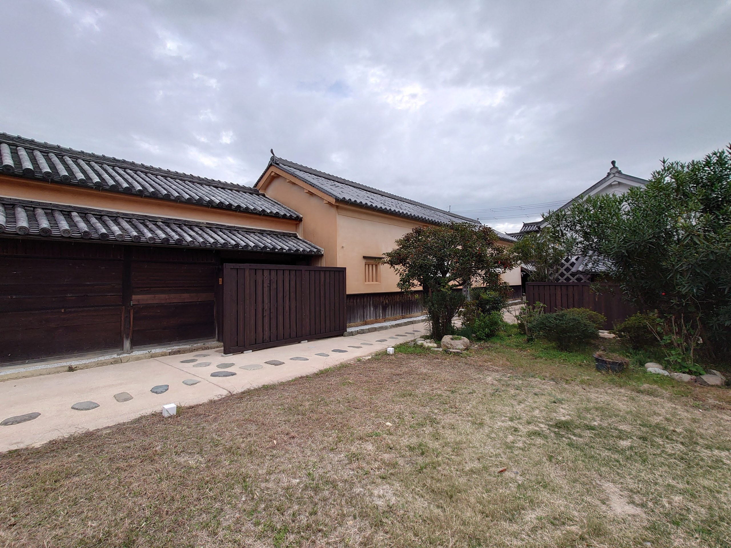 米蔵が並ぶ三木家住宅の敷地