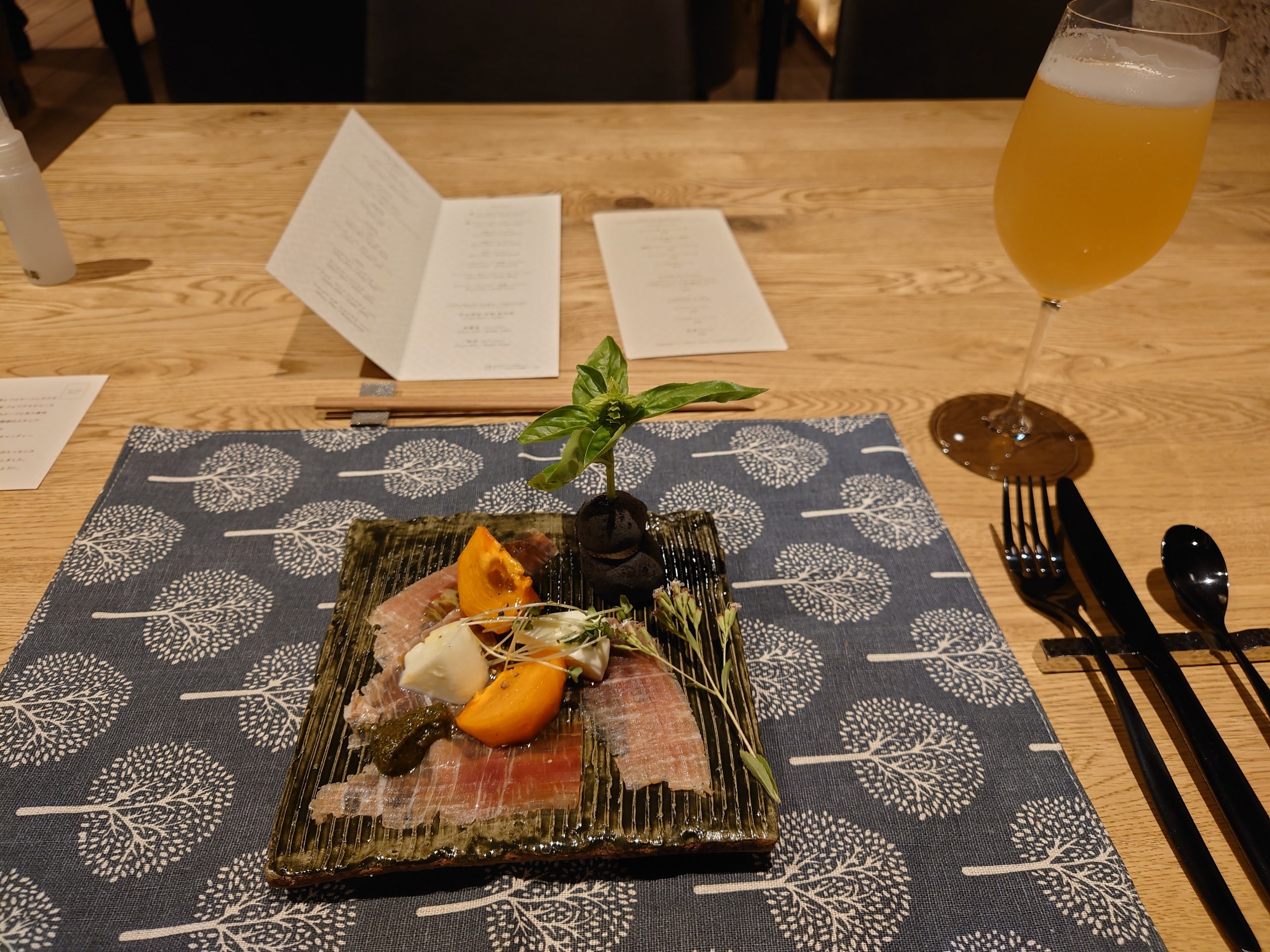 先付けの料理とビール
