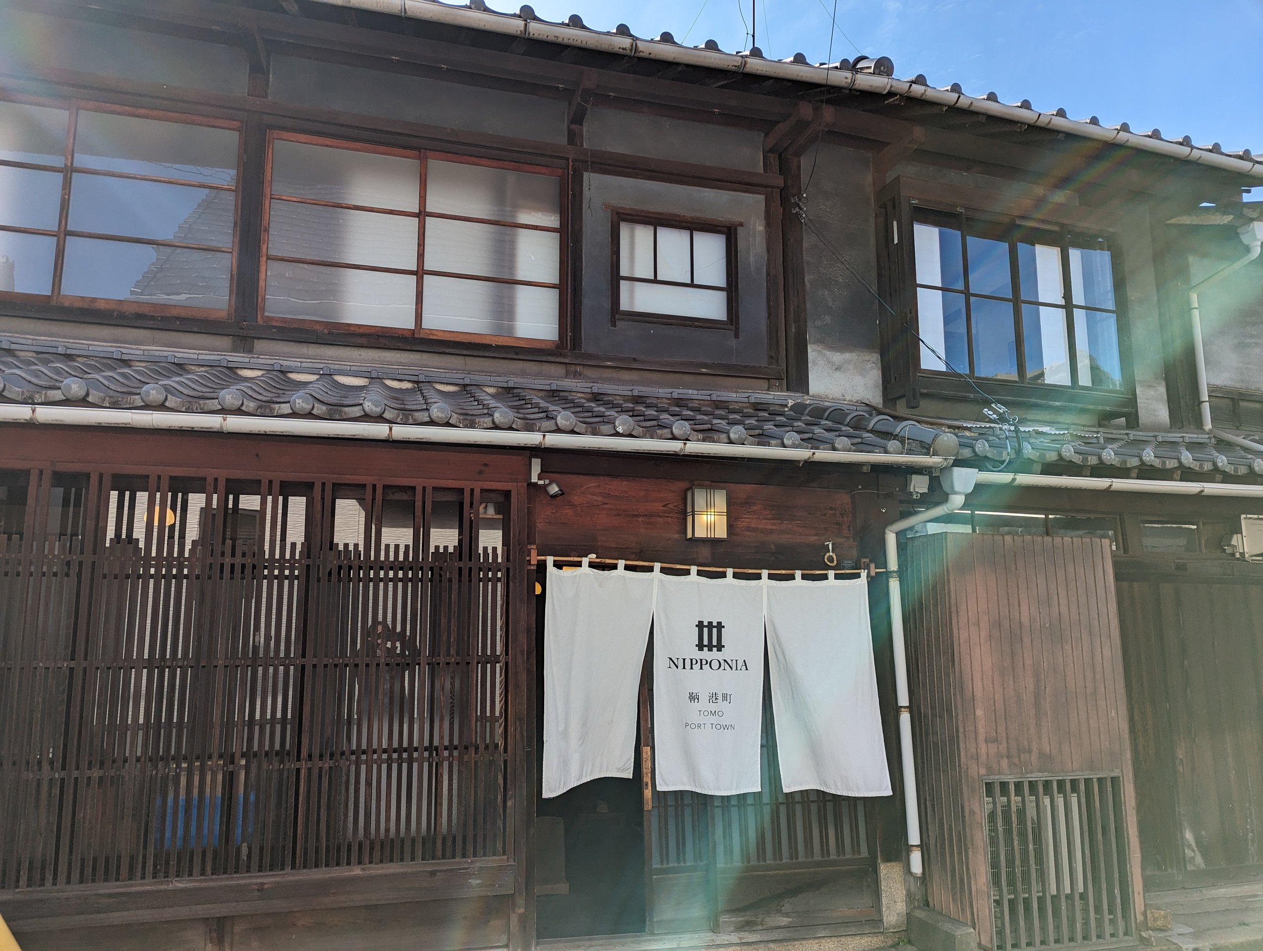 「NIPPONIA」と書かれた白いのれんが掛かる、古い町家の入口