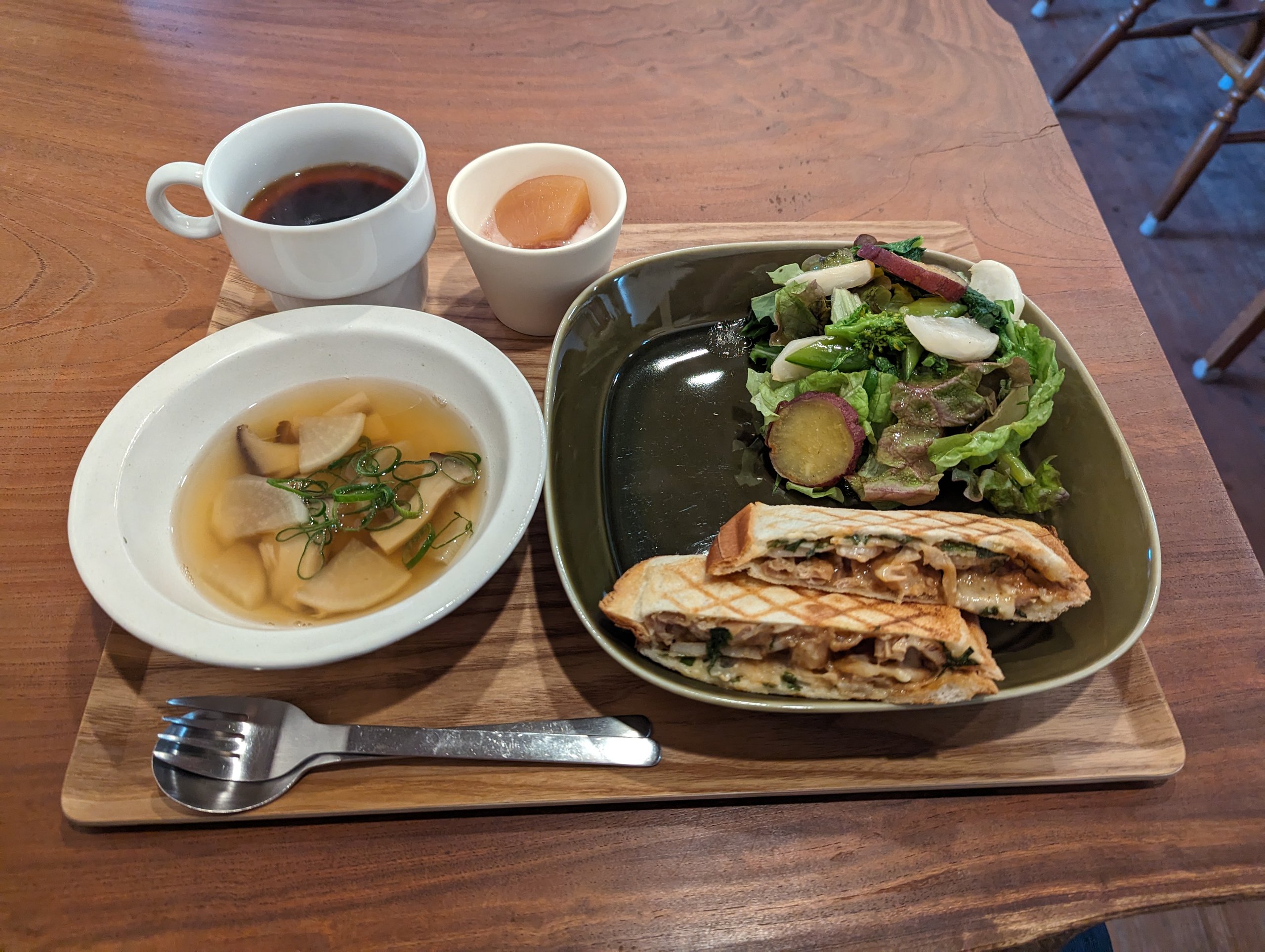 スープとサラダ、ホットサンドがのった朝食のプレート