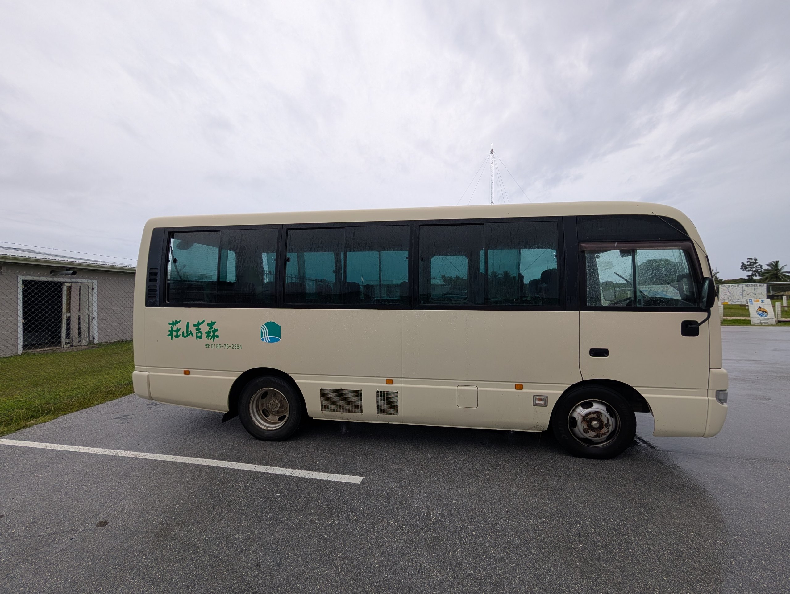 「森吉山荘」の文字が入った、白いマイクロバス