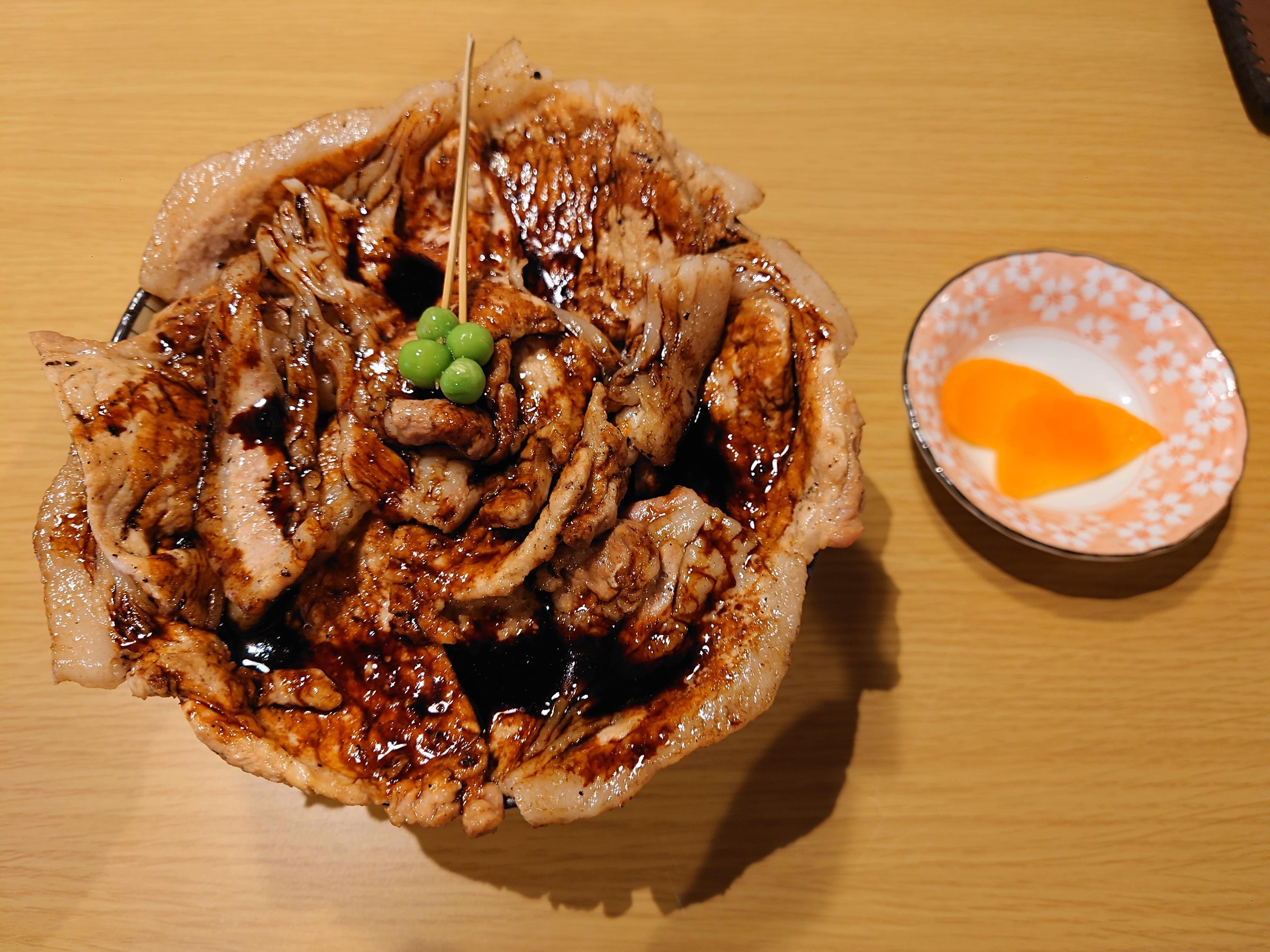 甘辛いタレが照り照りの豚肉がのった豚丼と漬物